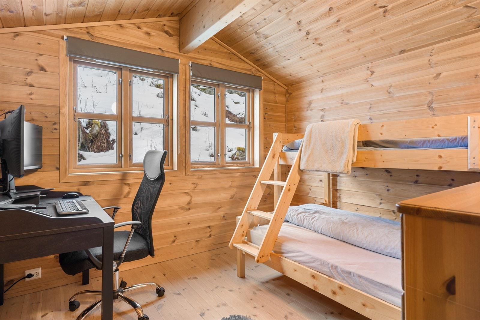 Loftet har to romlige rom innredet med køyesenger og kontorpult. Galleribilde