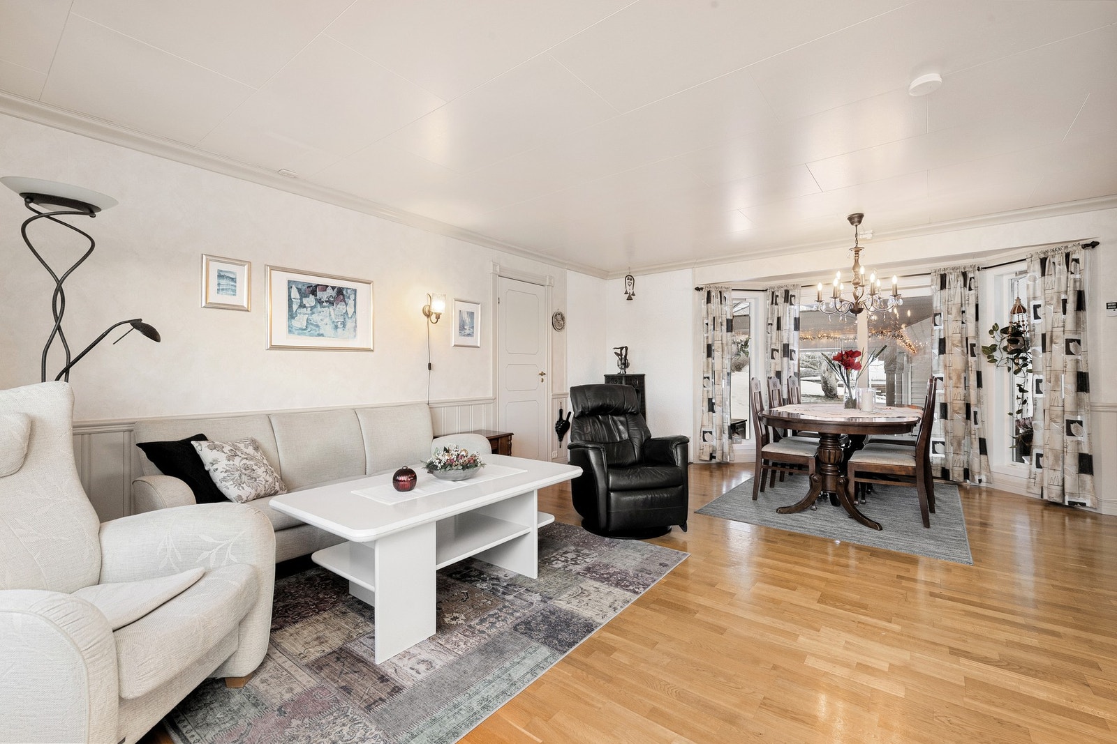 Fra spisestua er videre tilkomst til bad, bod og soverom Galleribilde