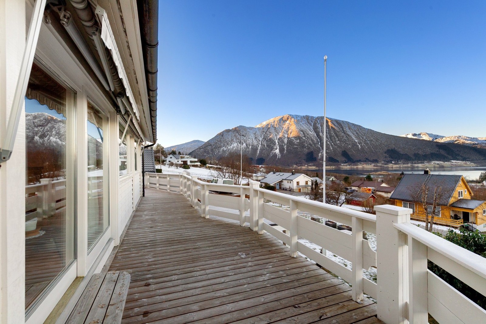 Veranda langs vestsiden av boligen Galleribilde