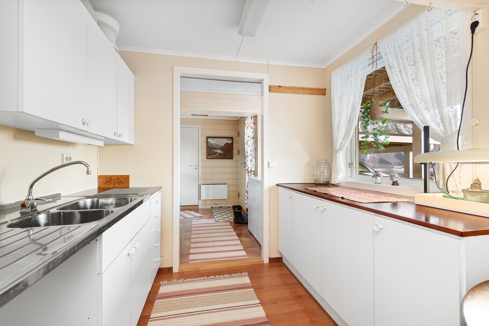 Sokkeletasje har eget kjøkken. Innredning fra 1990 uten hvitevarer. Galleribilde