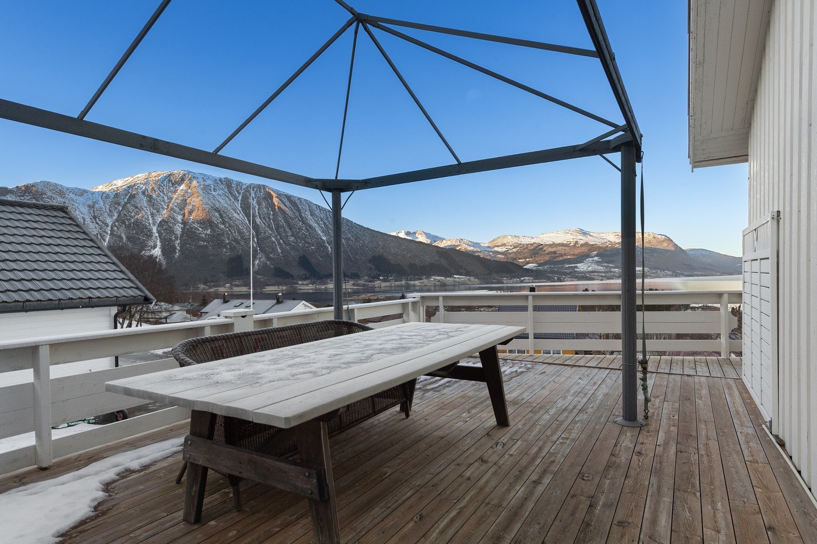 Veranda strekker seg videre på sørsiden av huset hvor det er god plass til utemøbler Galleribilde