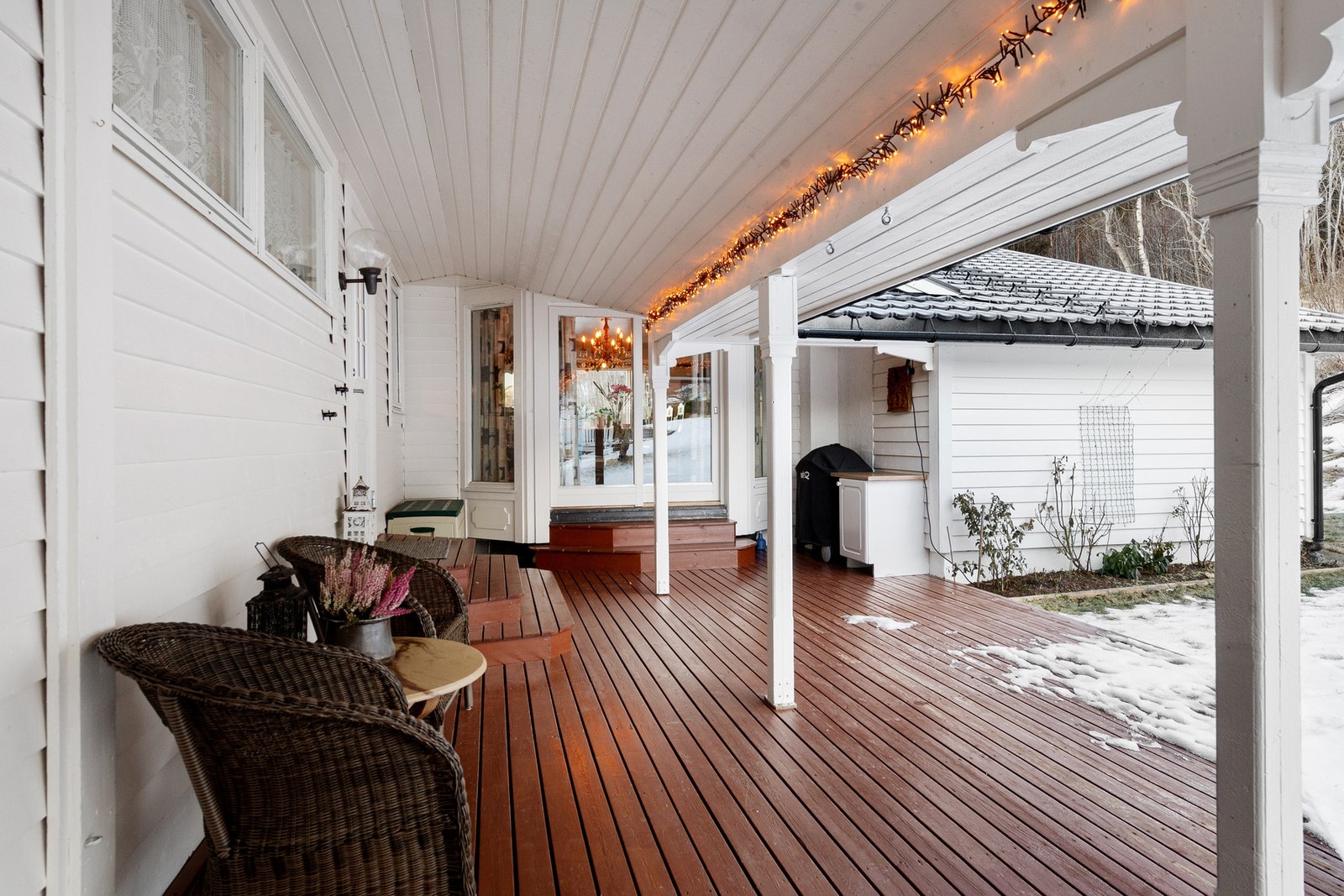 Koselig overbygd inngangsparti Galleribilde