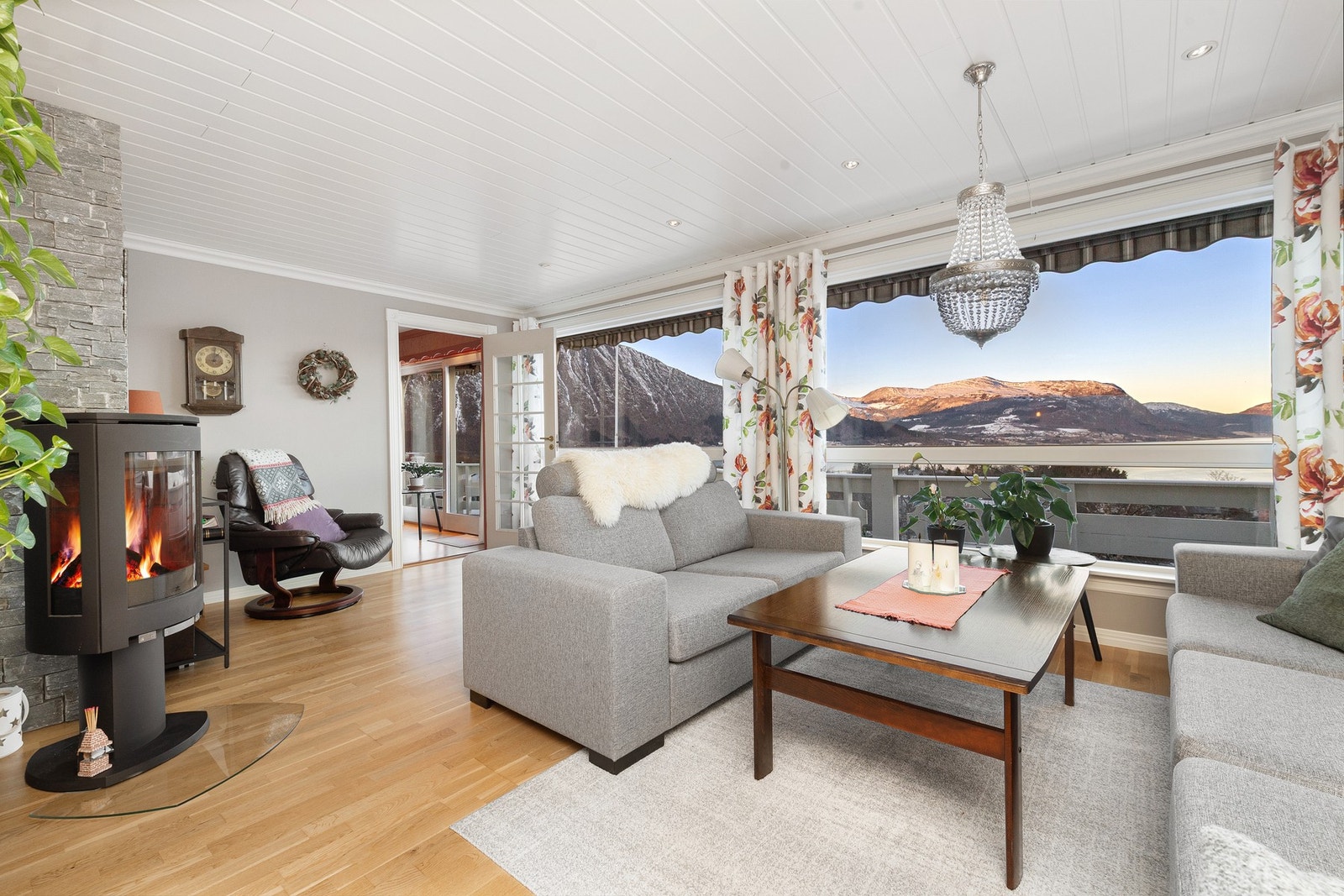 Boligen har stor stue/spisestue og tvstue med gode muligheter. Galleribilde