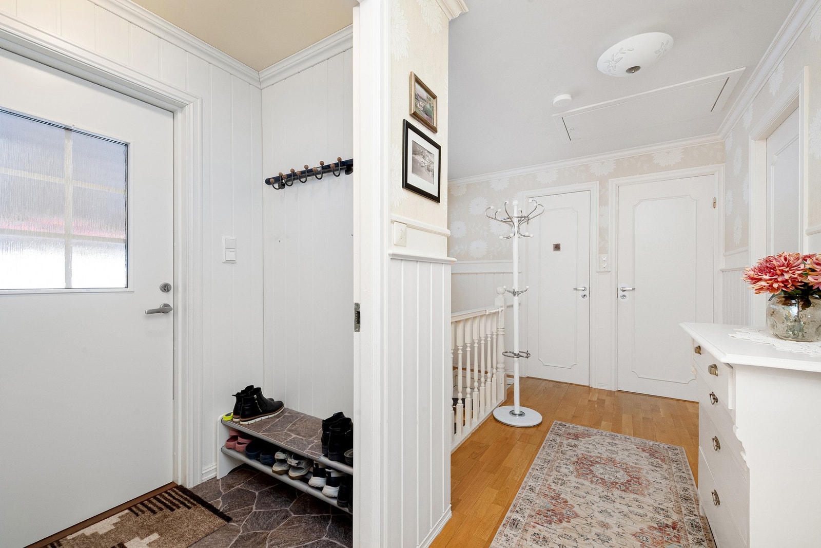 Entré og gang i hovedetasjen Galleribilde