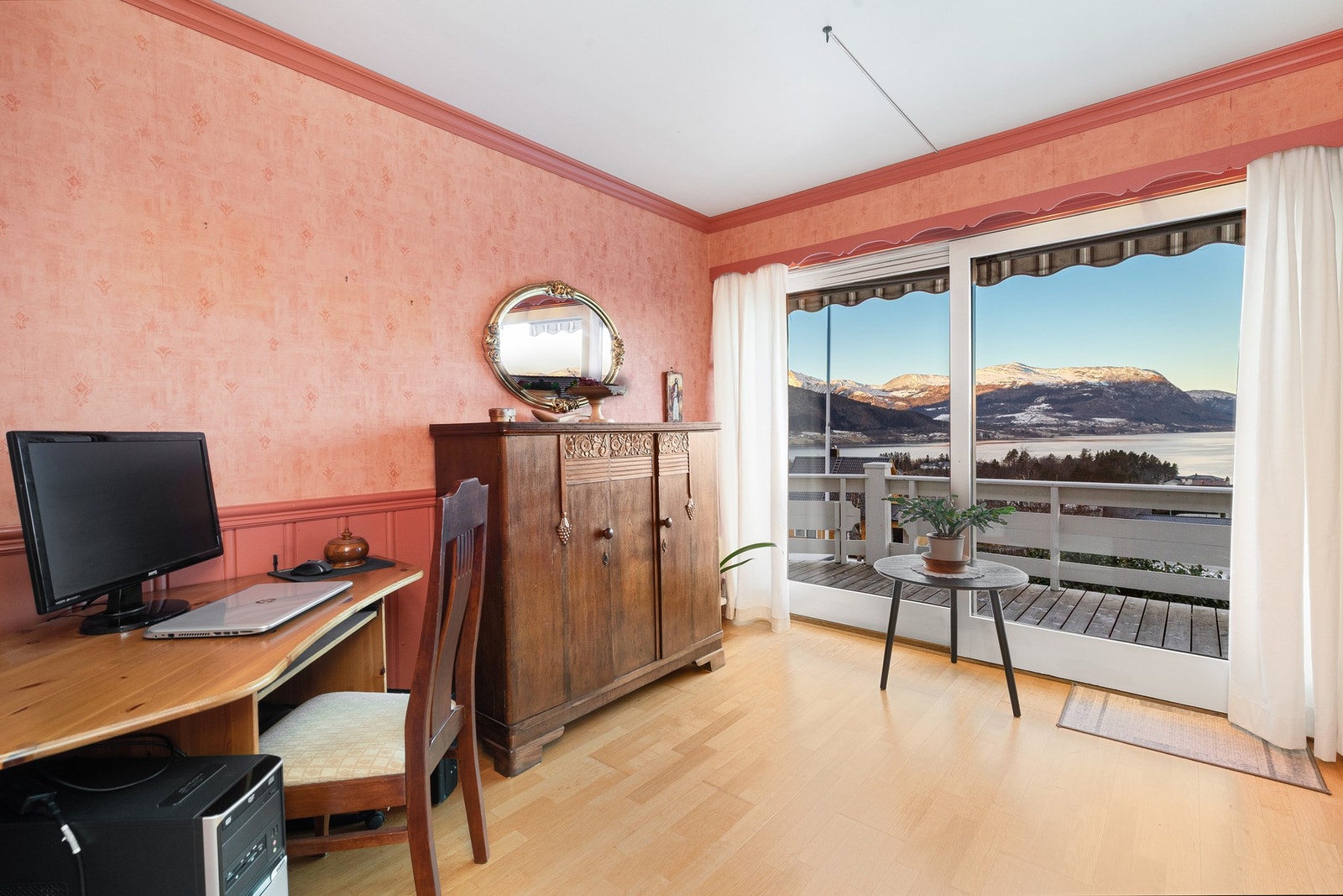 Soverom/kontor med skyvedører ut til veranda. Galleribilde