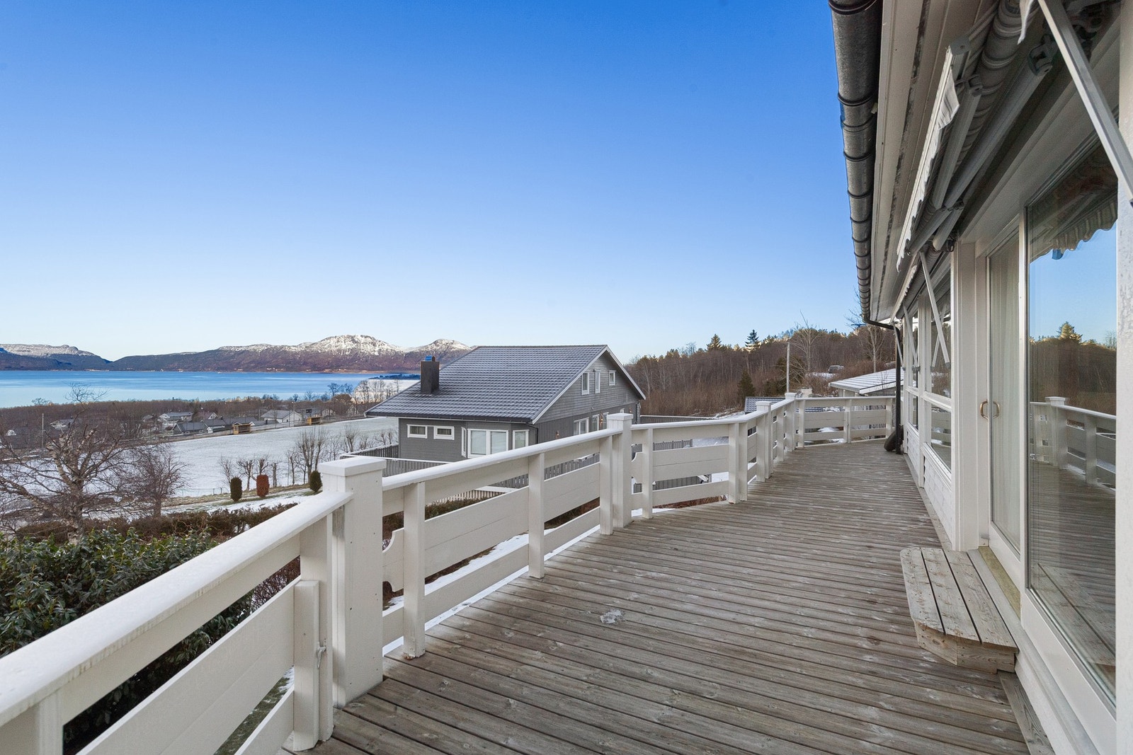 Verandaen er vendt mot utsikt og kveldssola Galleribilde