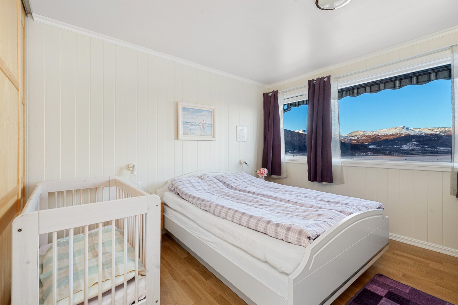Soverom med skyvedørsgarderobe, noe nyere overflater og fin utsikt. Galleribilde