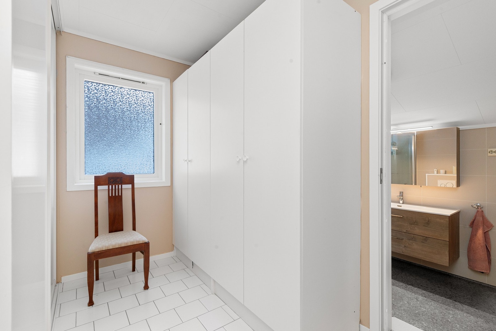 Praktisk klesrom/oppbevaringsrom mellom bad og soverommet. Galleribilde