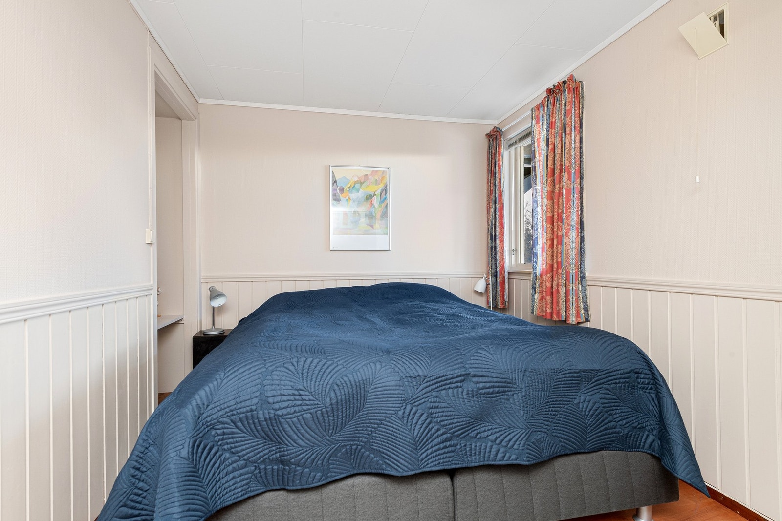 Sokkel etasjen har 2 romlige soverom. (Ikke byggesøkt) Galleribilde