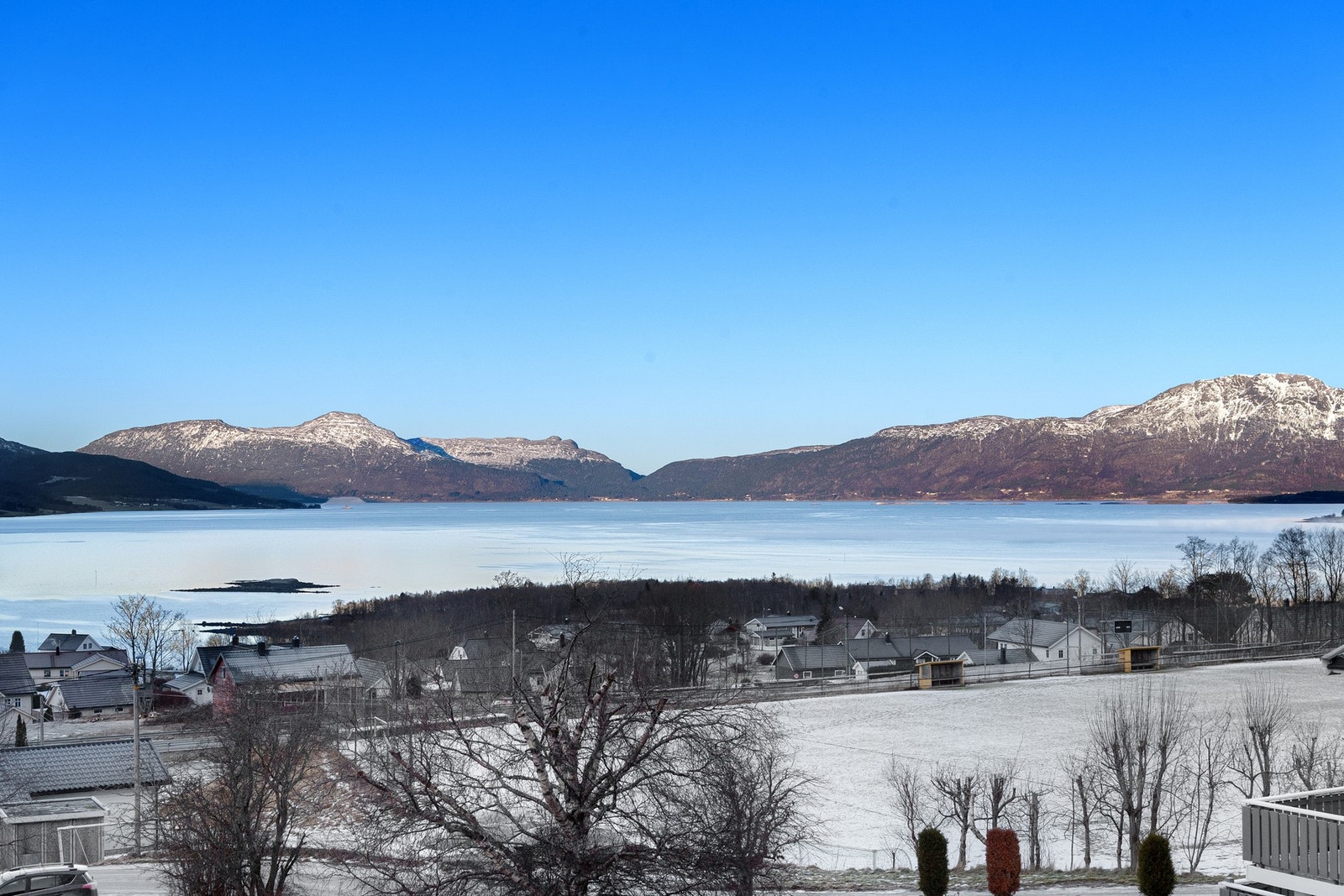 Helt fantastisk utsikt mot fjord og fjell Galleribilde