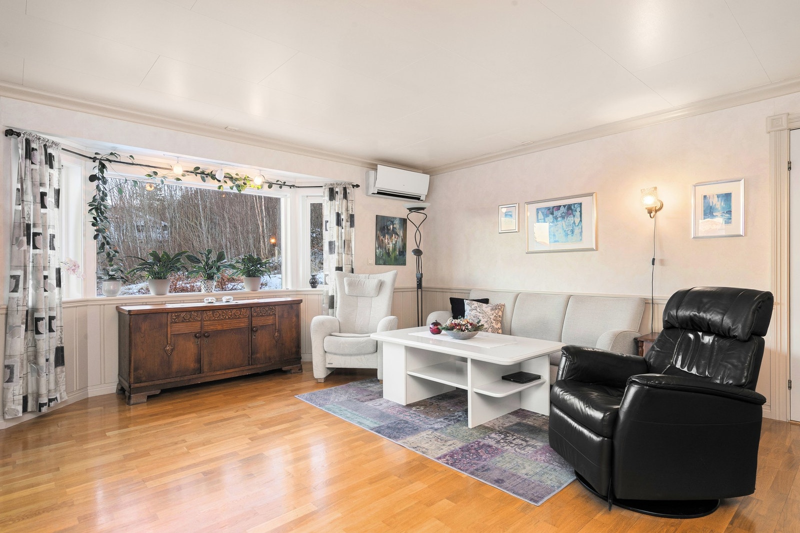 Koselig stue med lyse overflater, godt med lysinnslipp og varmepumpe (2013). Galleribilde