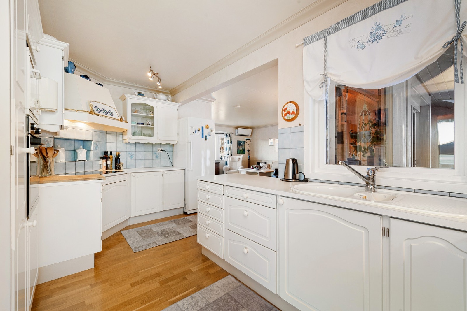 Kjøkkenet har enkel tilkomst til stue/spisestue. Galleribilde