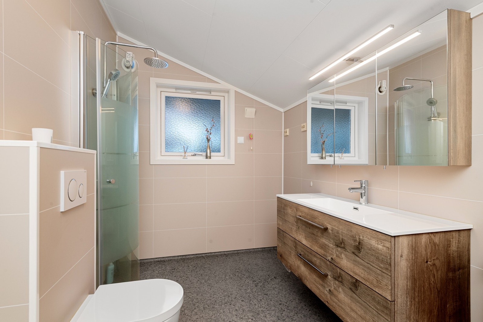 Bad i 1. etasje er oppgradert i 2015, med nytt belegg på gulv og baderomsplater på vegger. Det er i tillegg opplegg for vaskemaskin. Galleribilde