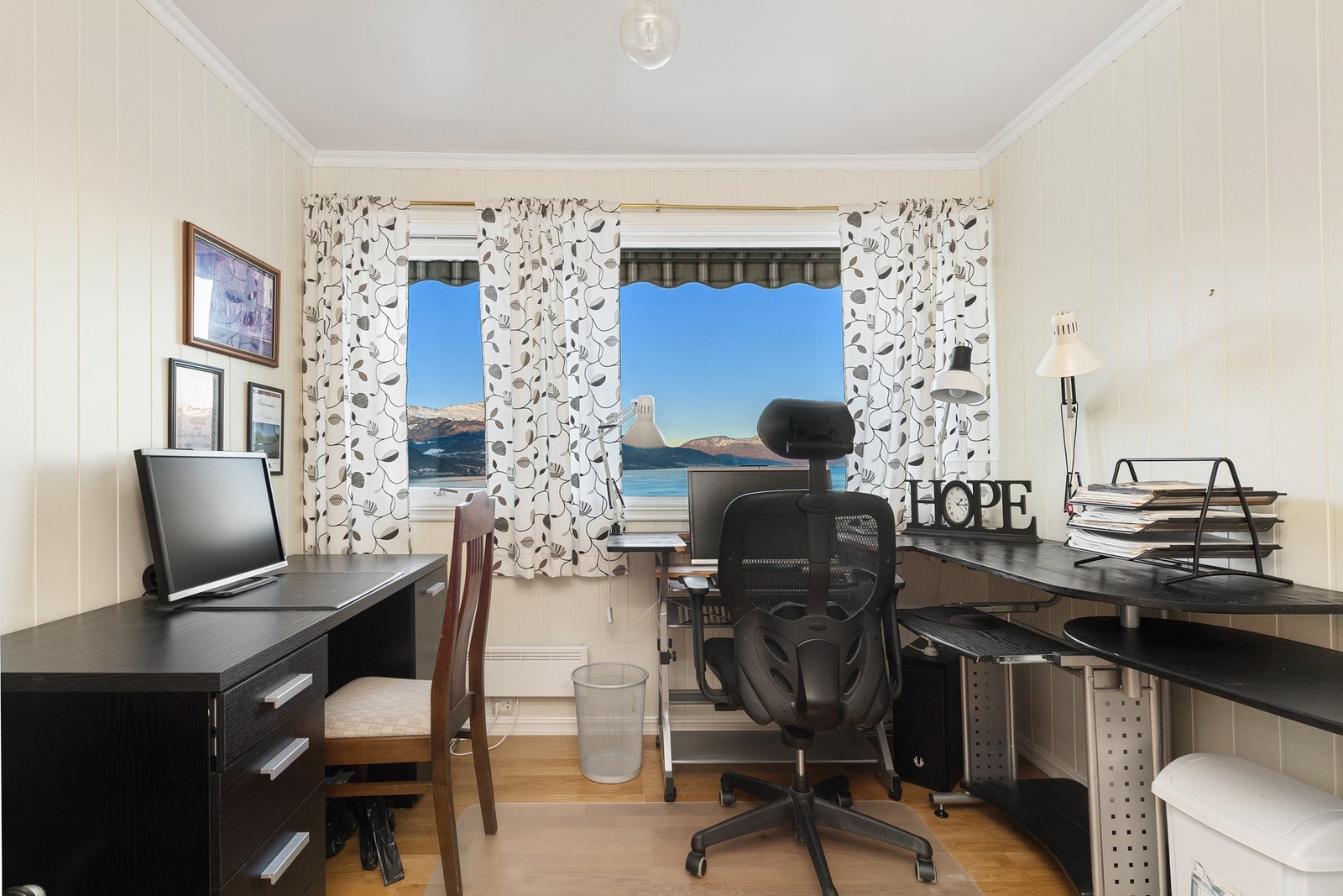 Det er 4 soverom i hovedetasjen. Soverommet her er pr. i dag brukt som kontor. Galleribilde