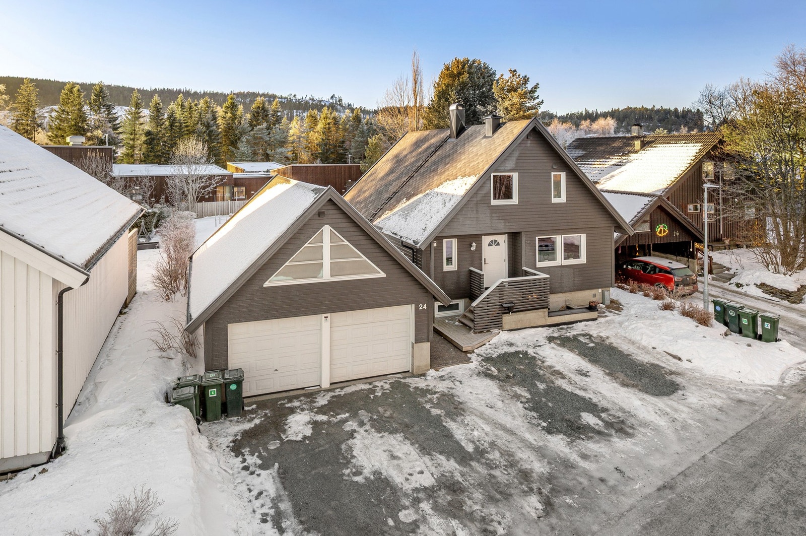 Det medfølger en dobbelgarasje med loft og flere oppstillingsplasser utenfor Galleribilde