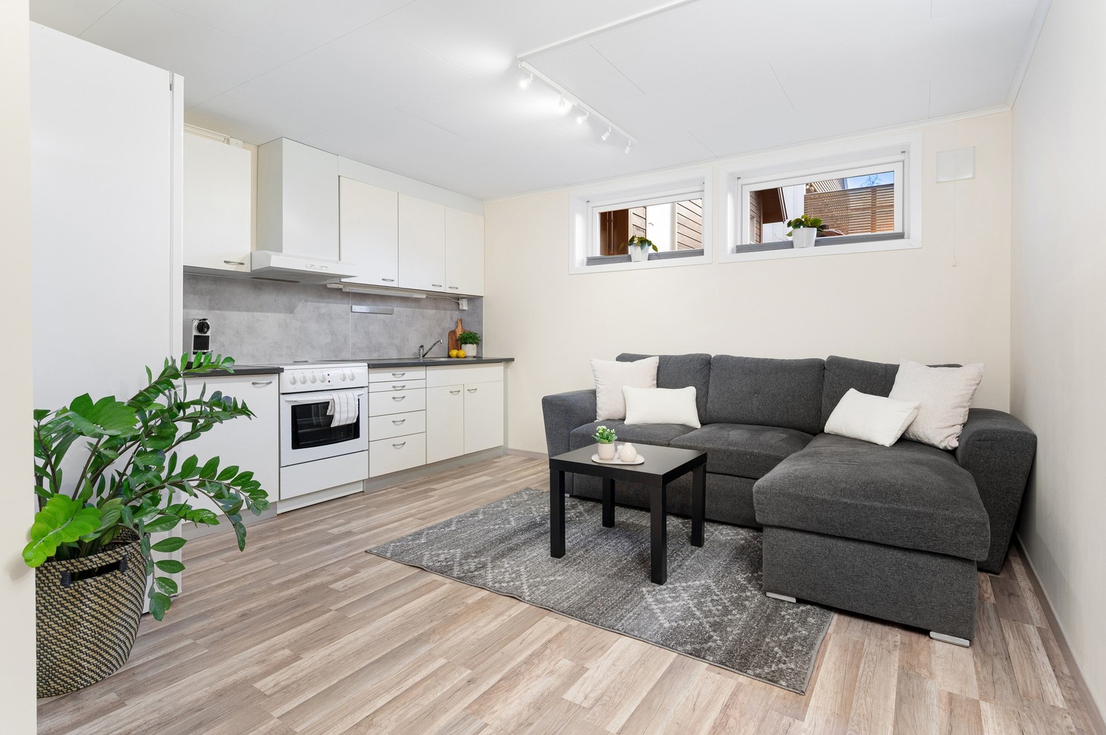 Boligen har en kjelleretasje som er innredet som utleiedel, rommene i sokkel er ikke omsøkt og er opprinnelig bod, disponibelt rom og hobbyrom. Kjøper overtar ansvar og risiko for dette. Galleribilde