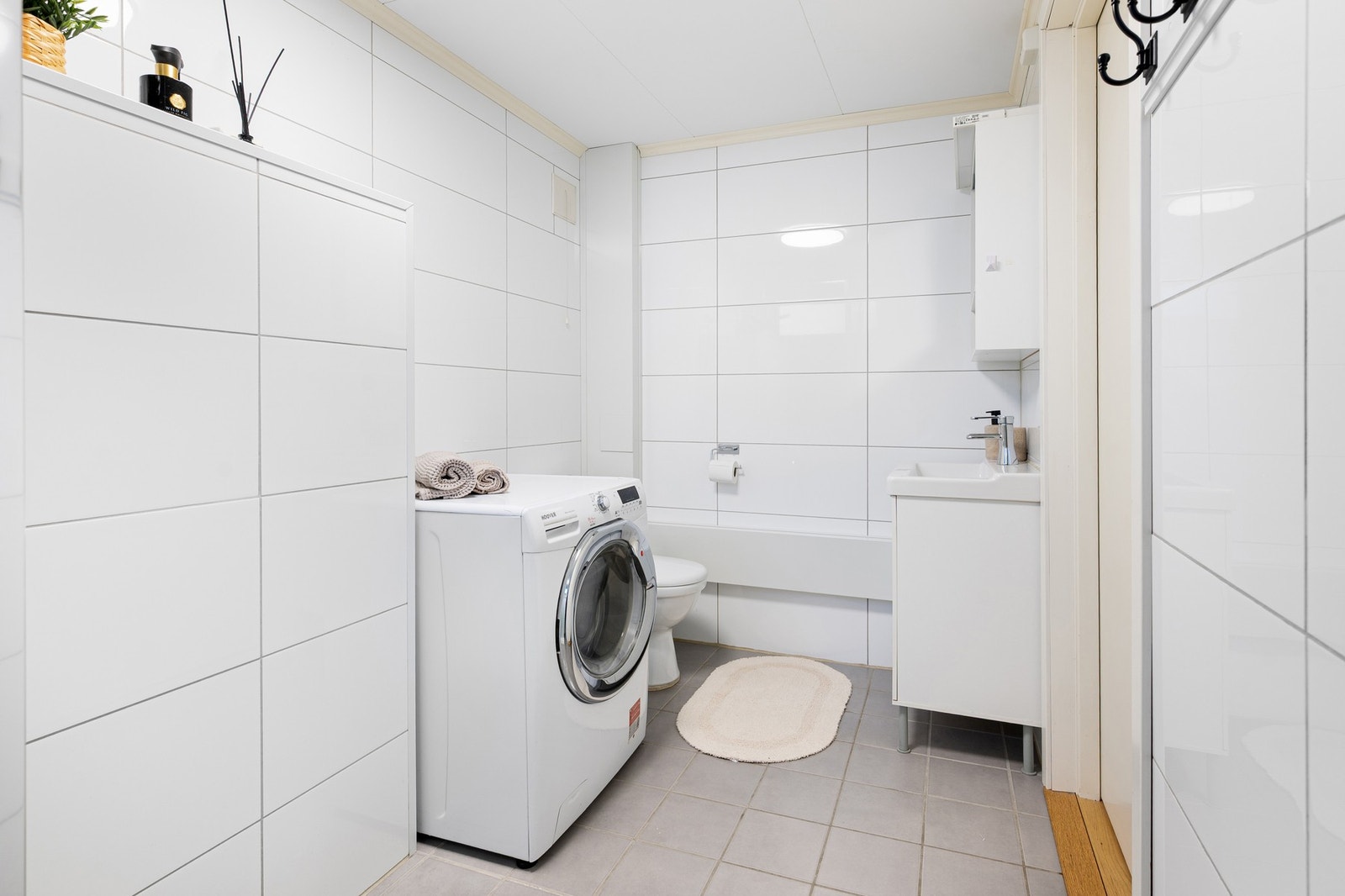 Rommet er utstyrt med vaskemaskin, toalett, servant og dusj Galleribilde