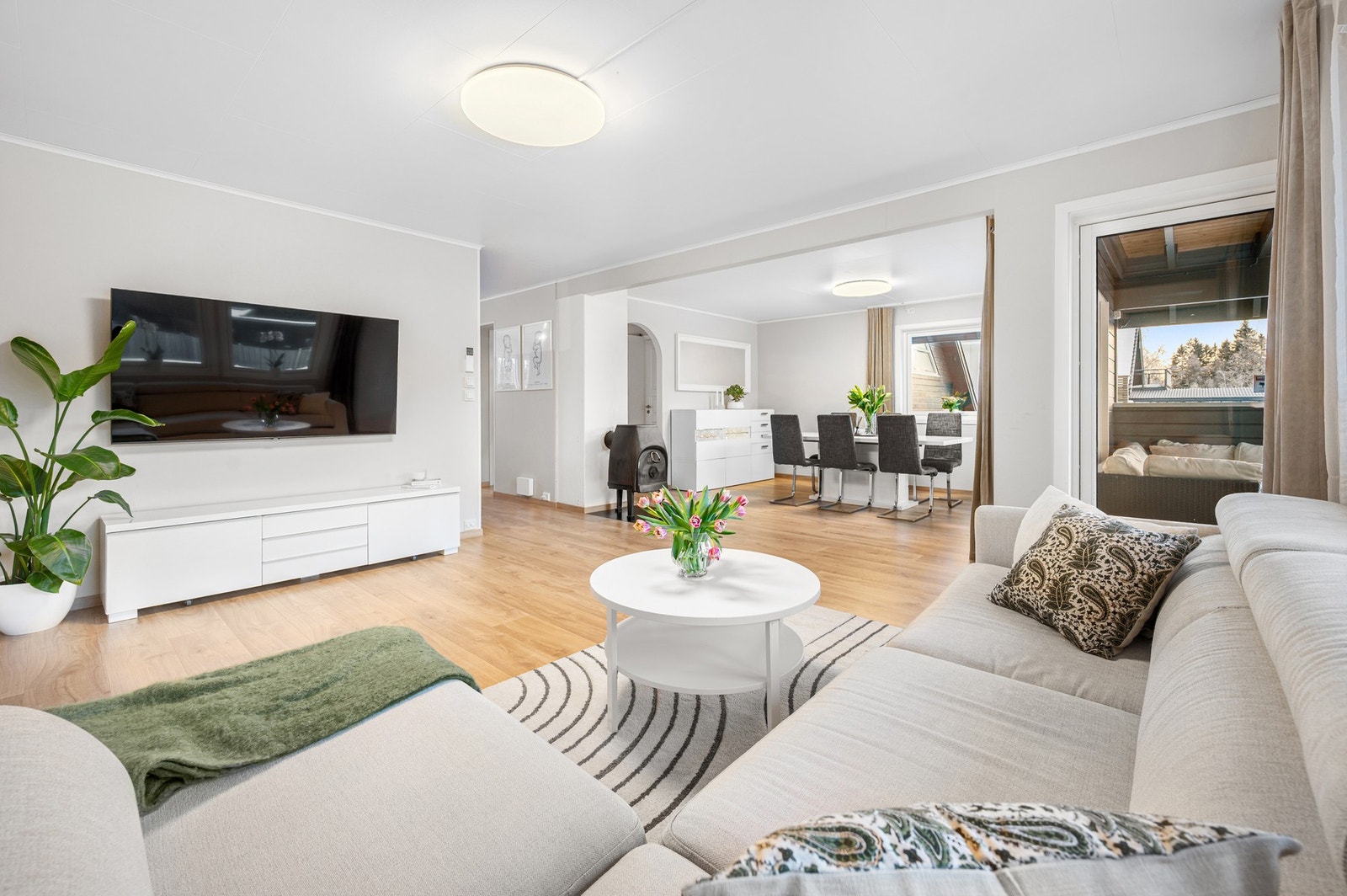 Velkommen inn til en lys og innbydende stue Galleribilde