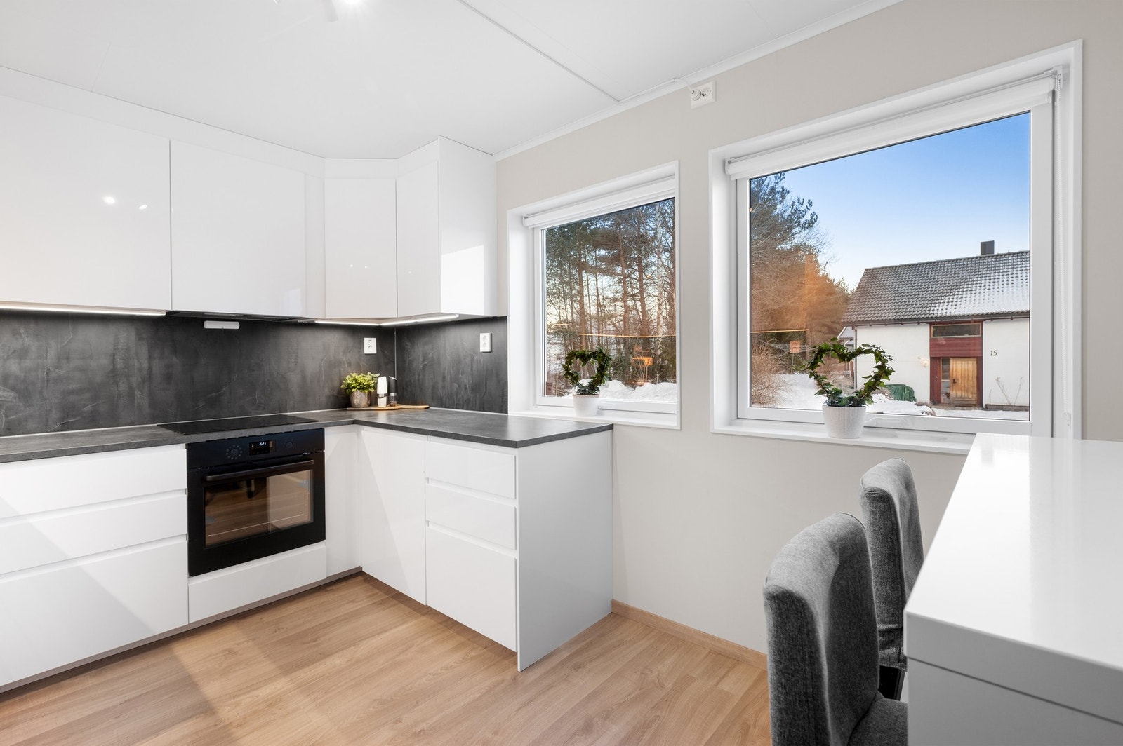 Store flotte vinduer på kjøkkenet som gir godt med lysinnslipp Galleribilde