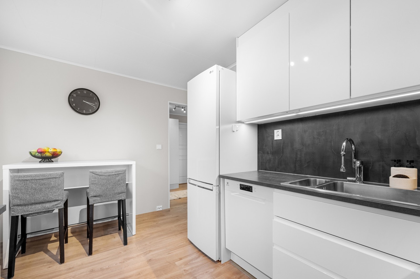 Kjøkkenet består av godt med skap og benkeplass Galleribilde