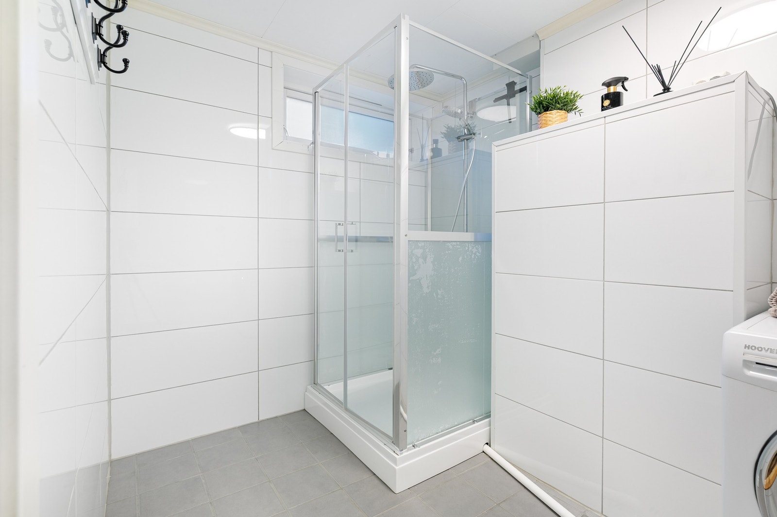 Rommet har lyse flotte fliser og har en praktisk plassering i huset Galleribilde