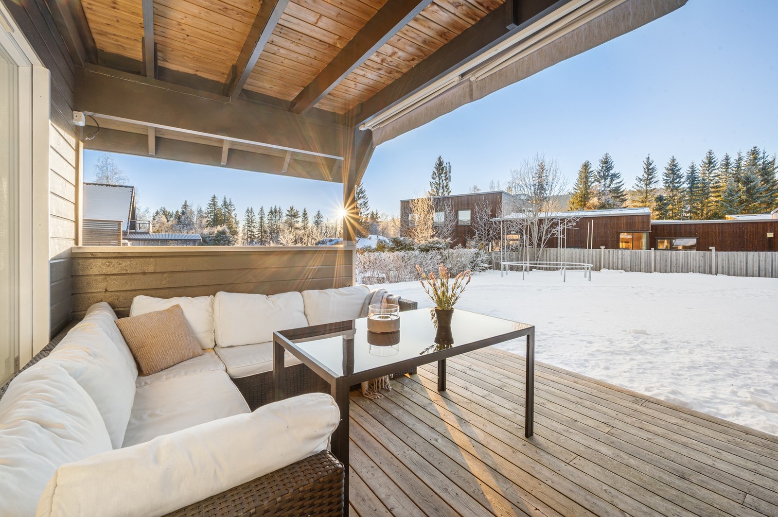 Fra stuen er det direkte utgang til en herlig veranda og tilgang til en romslig privat hage Galleribilde