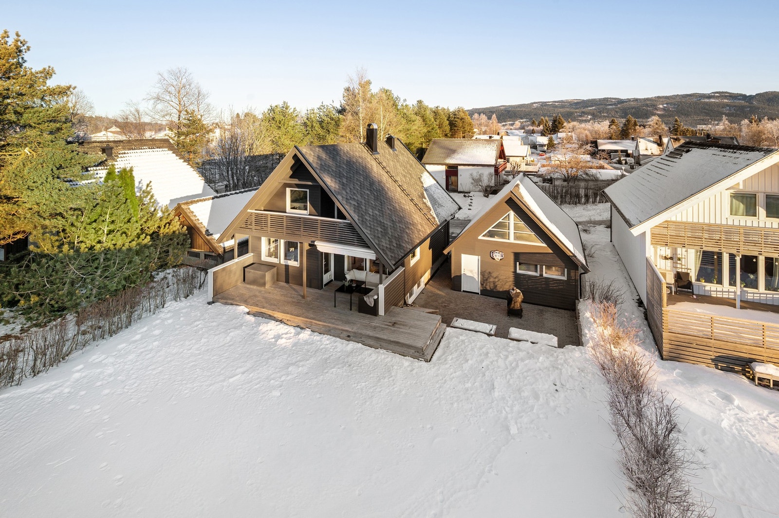 Boligen ligger fint til i nabolaget og byr på stor og velholdt hage. Galleribilde