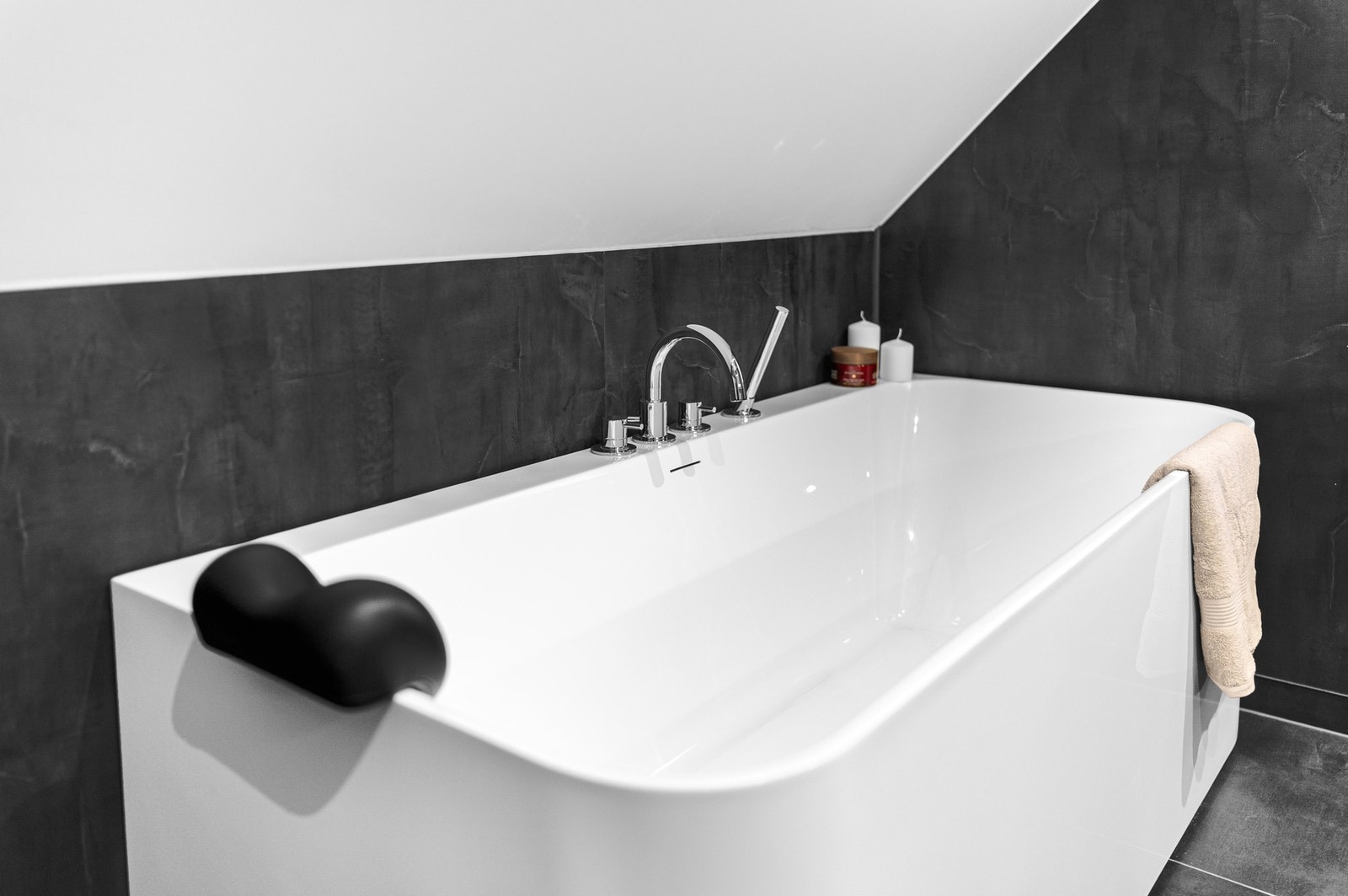 Her er det både badekar og dusjsone! Galleribilde