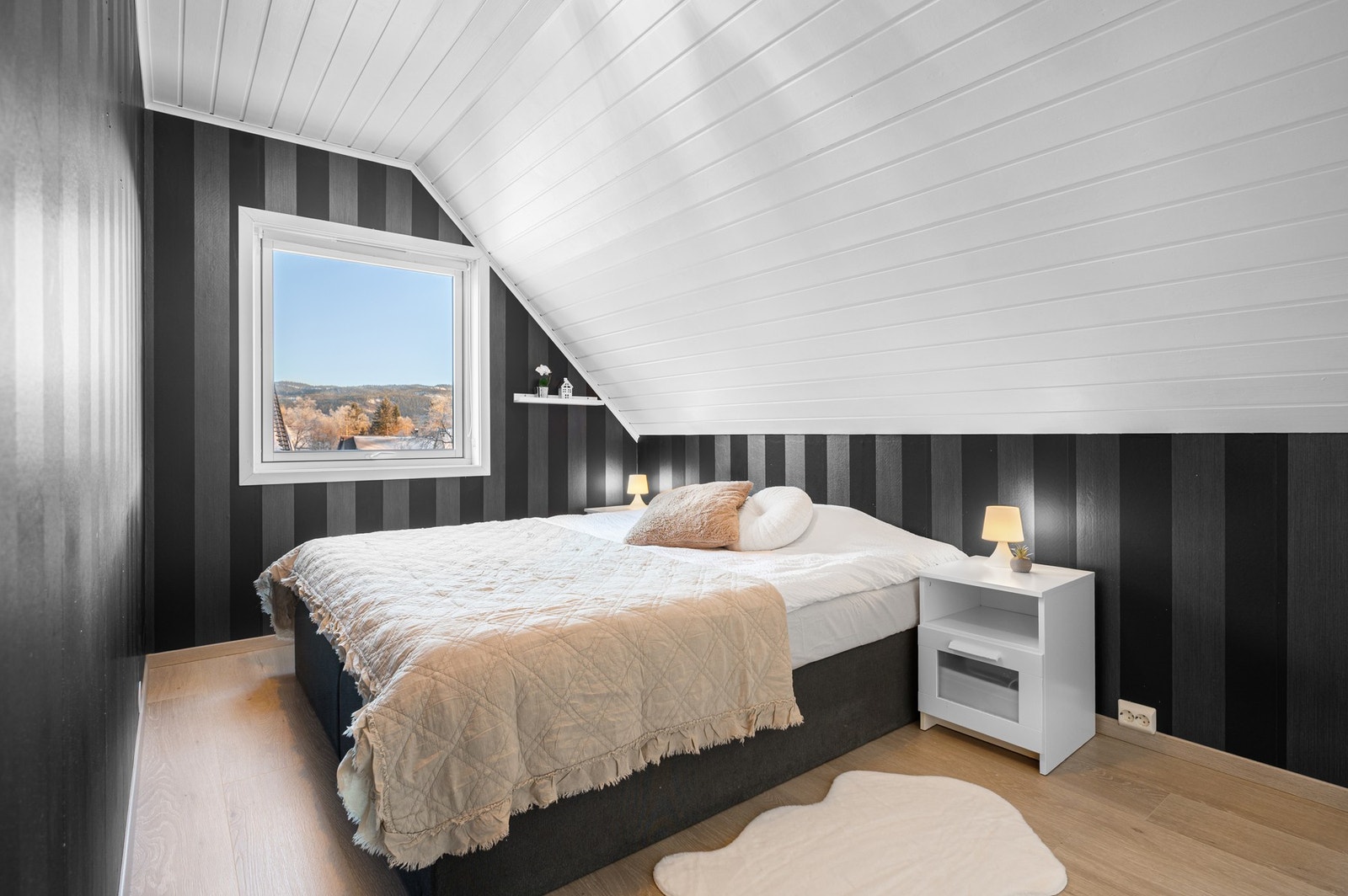 Husets største soverom har god plass til dobbeltseng og garderobeskap Galleribilde