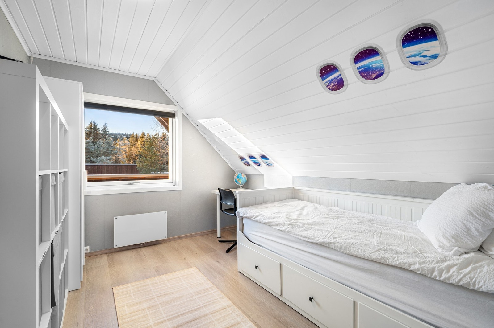 Soverom med god plass til seng og garderobeskap Galleribilde