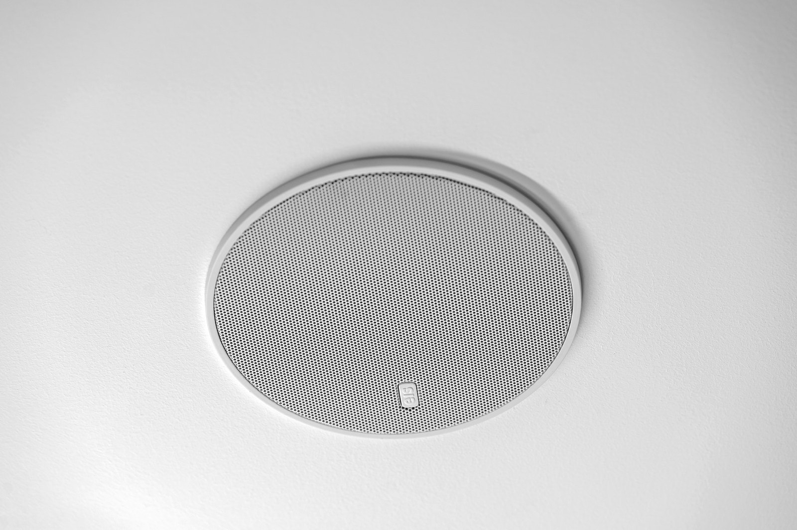 Innebygd høyttaler i taket på bad Galleribilde