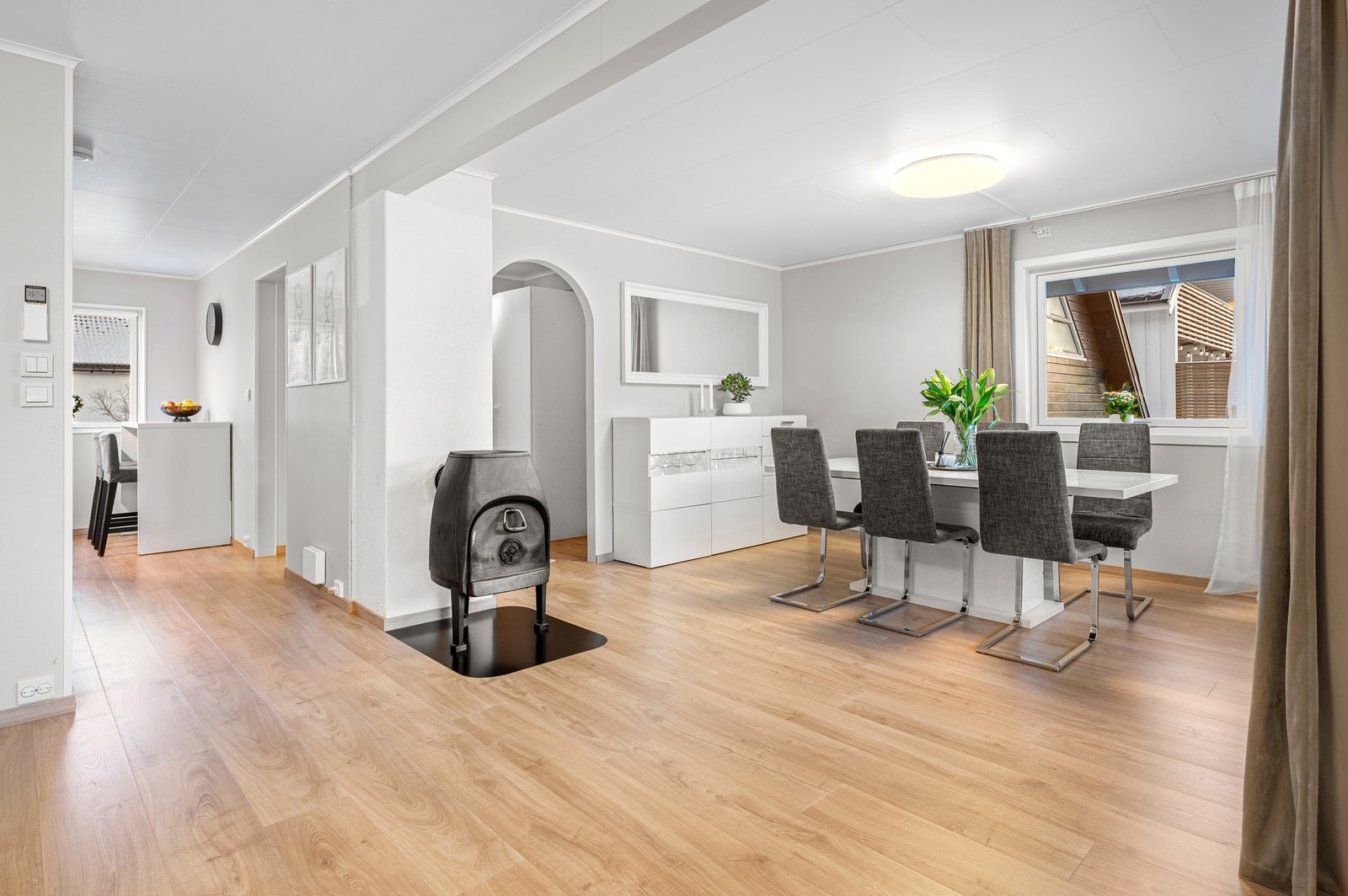 Huset varmes opp via vedfyring, varmepumpe og elektrisitet. Galleribilde