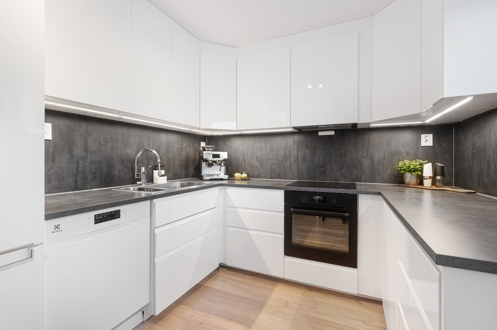 Lekkert kjøkken med hvite plane fonter Galleribilde