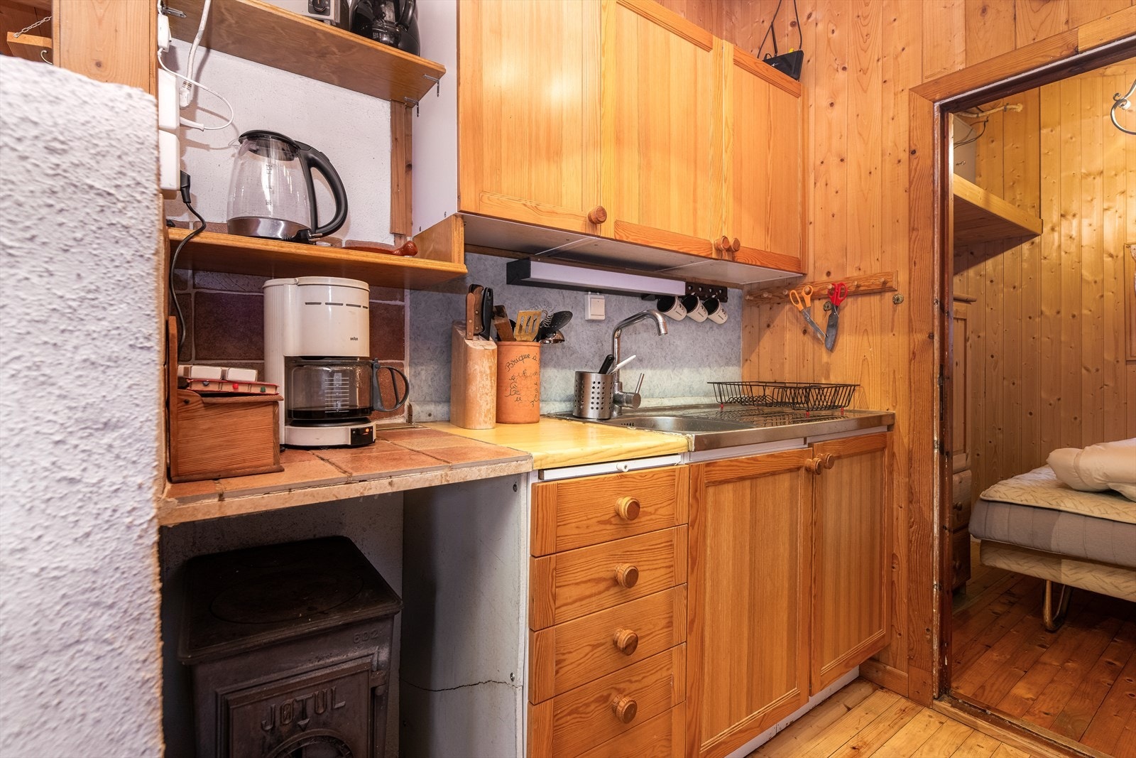 Kjøkkenet har innredning med profilerte fronter og benkeplate av laminat. Galleribilde