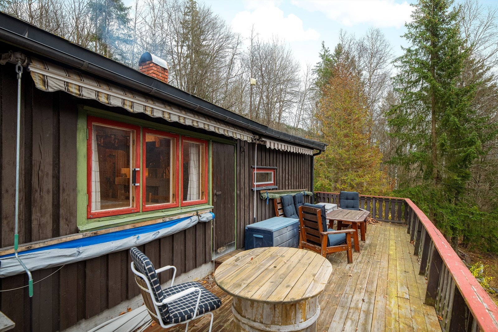 Det er montert to manuelle markiser over deler av verandaen for solskjerming ved behov. Galleribilde