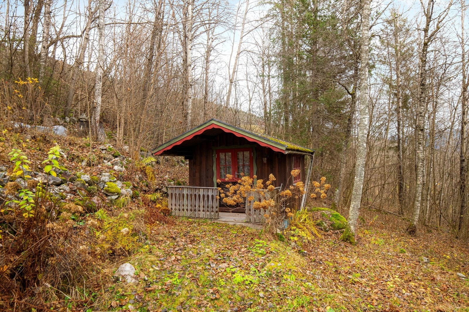 I tillegg er det oppført anneks, bod og pumpehus på eiendommen. Galleribilde