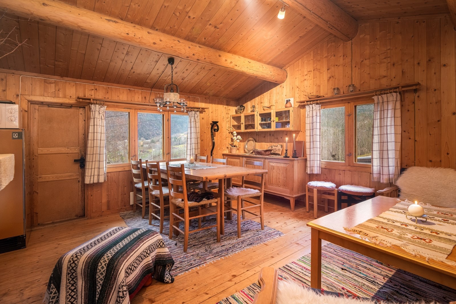 Hyggelig hytte med bl.a. 2 soverom og store terrasse med fin utsikt over nærområdet. Galleribilde