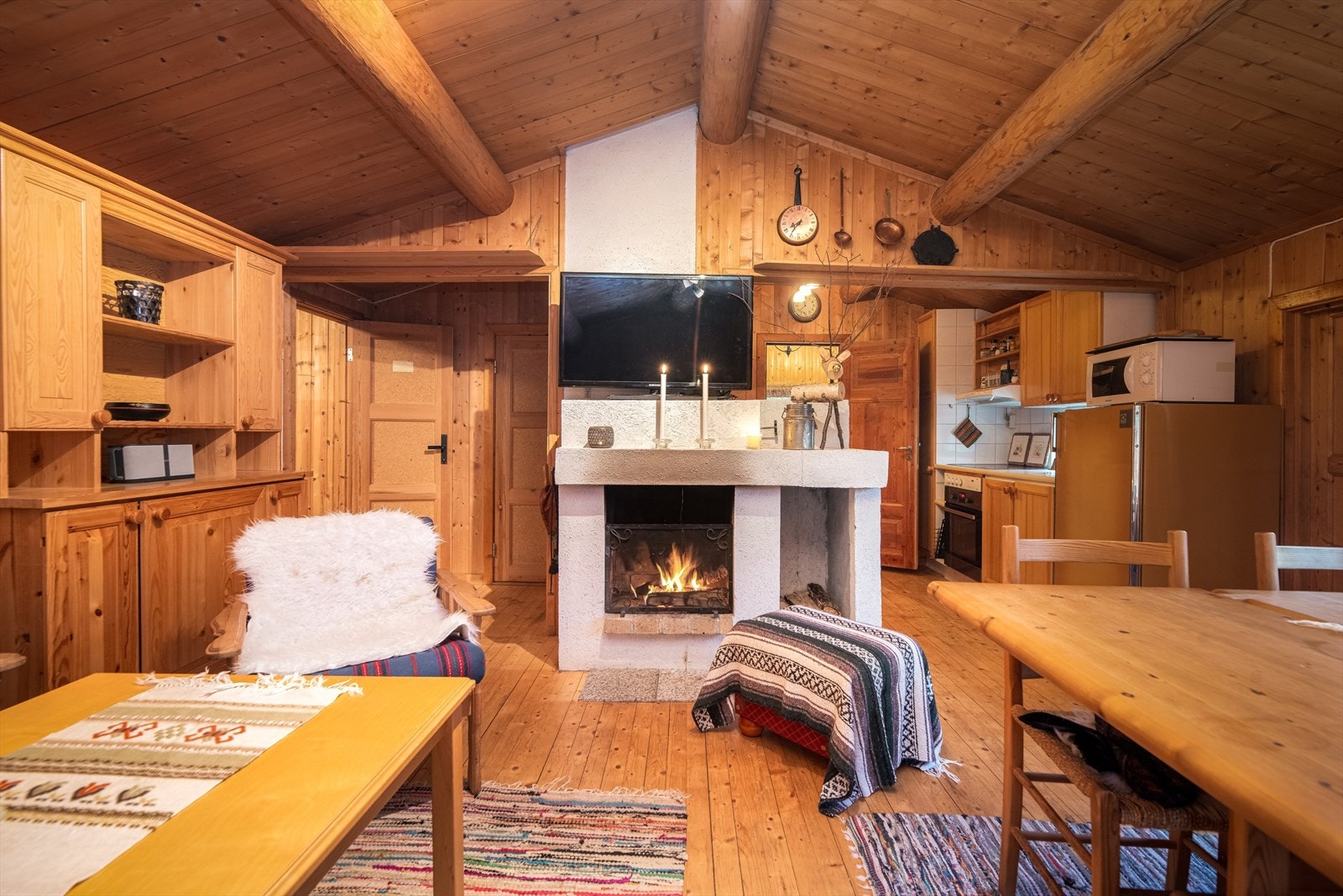 I stuen er det plass til både sofagruppe og spisestue. Galleribilde