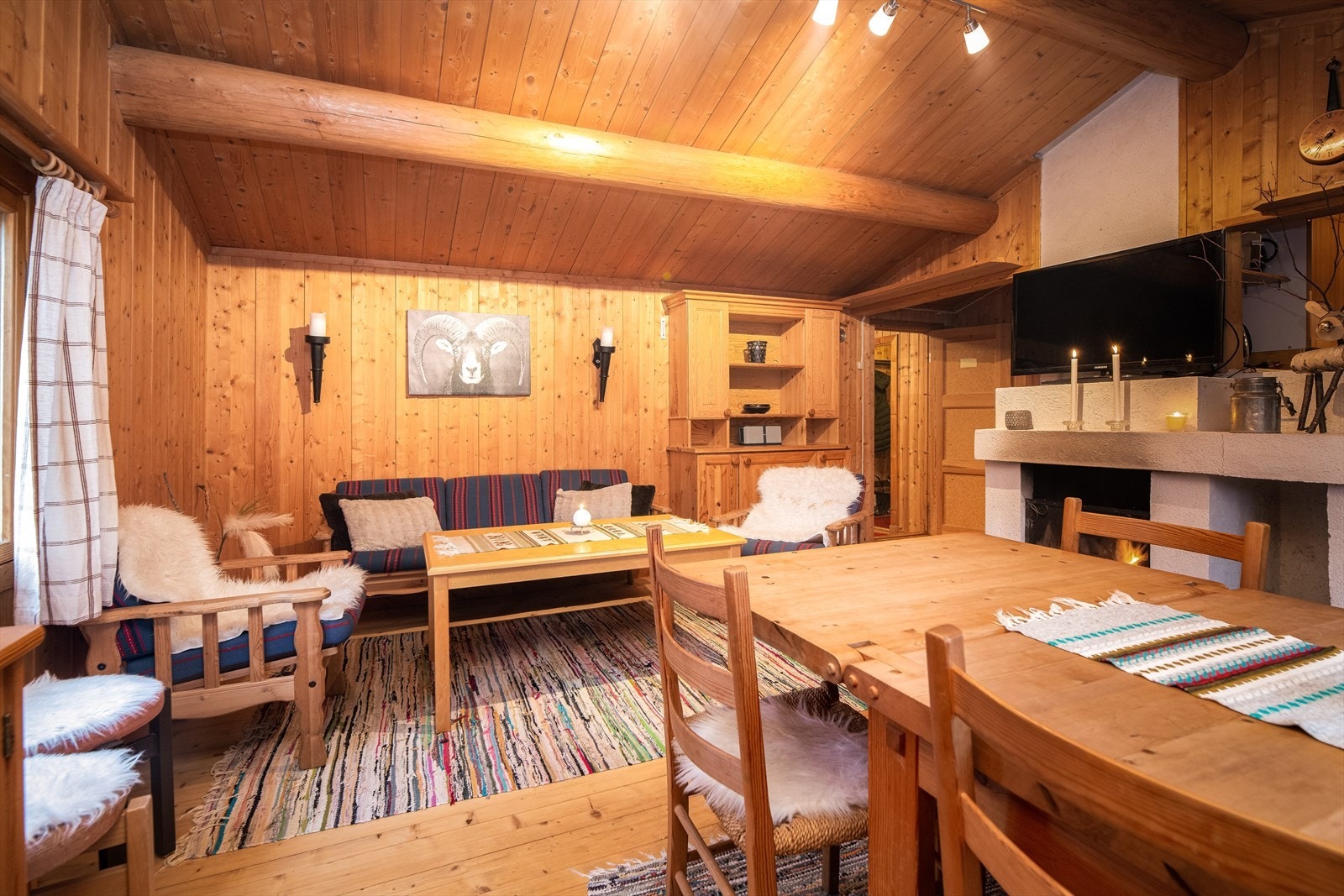 Overflater i hytta består hovedsakelig av tregulv, panel på vegger og panel i tak. Galleribilde