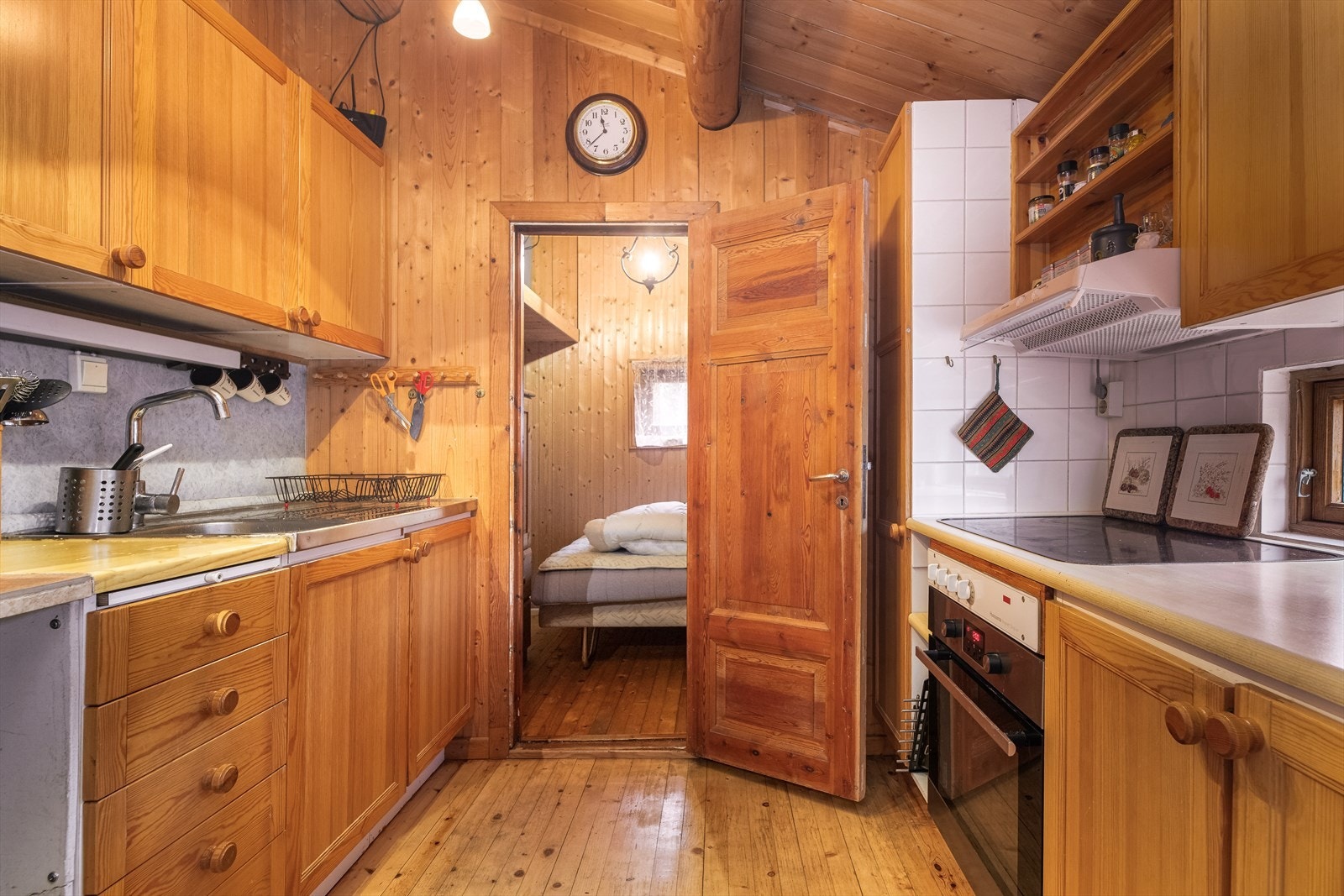 Over stekesone er det ventilator med avtrekk ut. Galleribilde