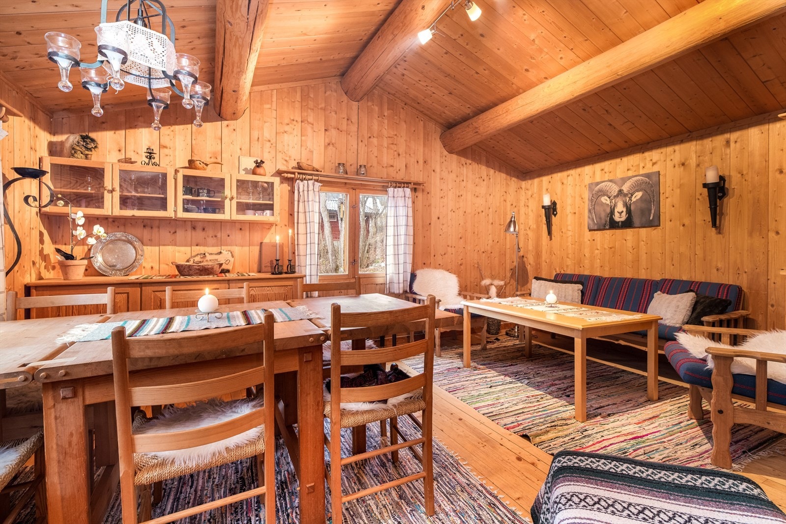 Hytta har en romslig stue med peis og delvis åpen løsning mot kjøkken. Galleribilde