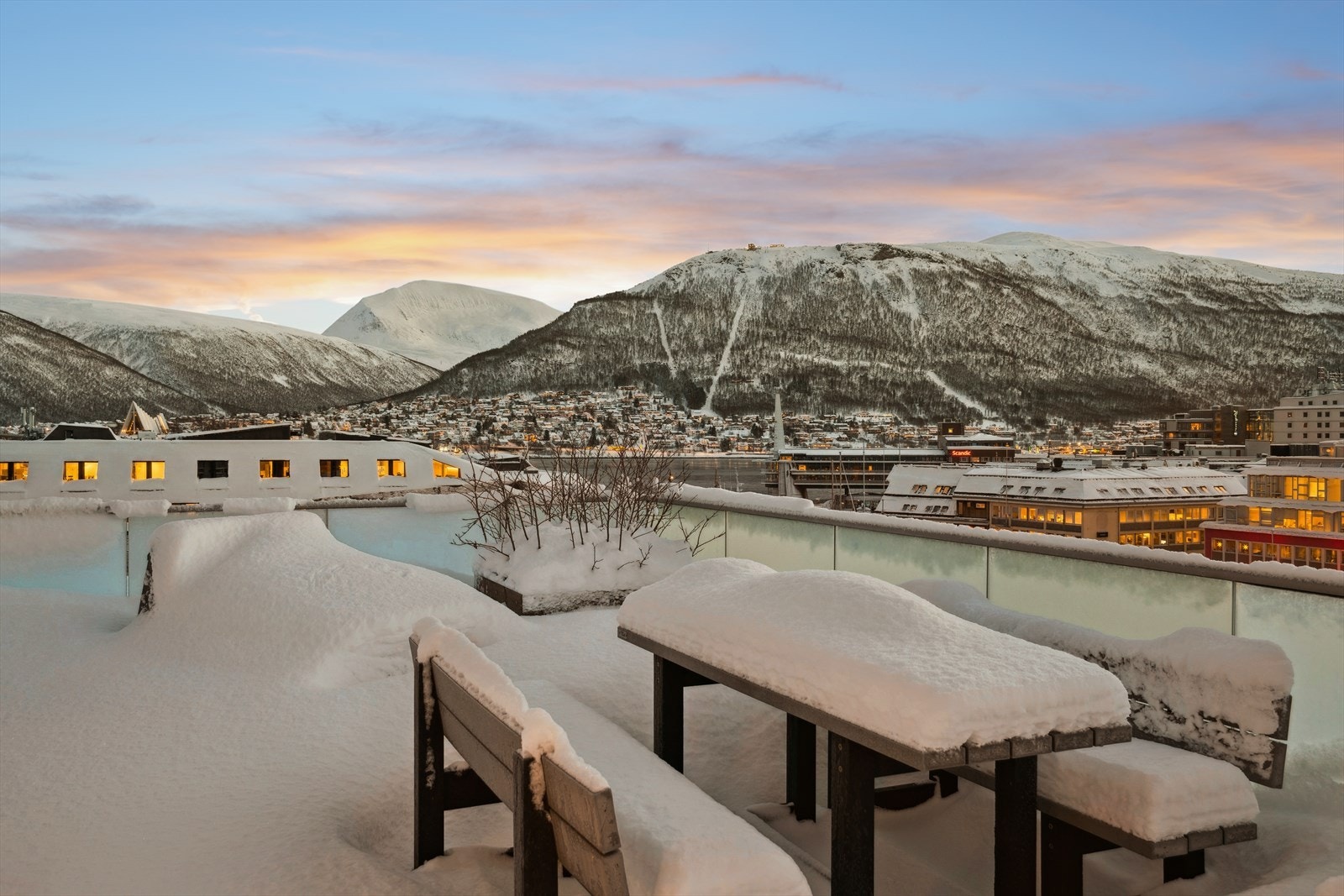 Fantastisk takterrasse (felles) med panoramautsikt - Her ser du bl.a. over til Tromsdalen Galleribilde