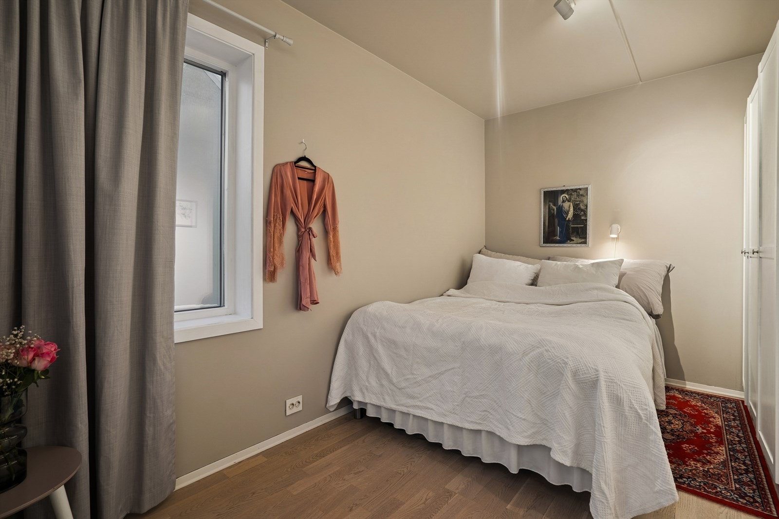 Soverommet har adkomst fra stuen og byr på god plass til stor seng Galleribilde