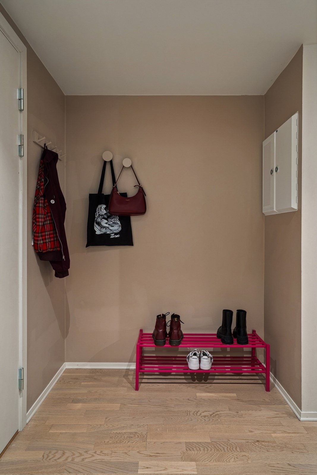 Huken er perfekt for oppbevaring av yttertøy og etter ønske er det plass for å etablere skyvedørsgarderobe Galleribilde