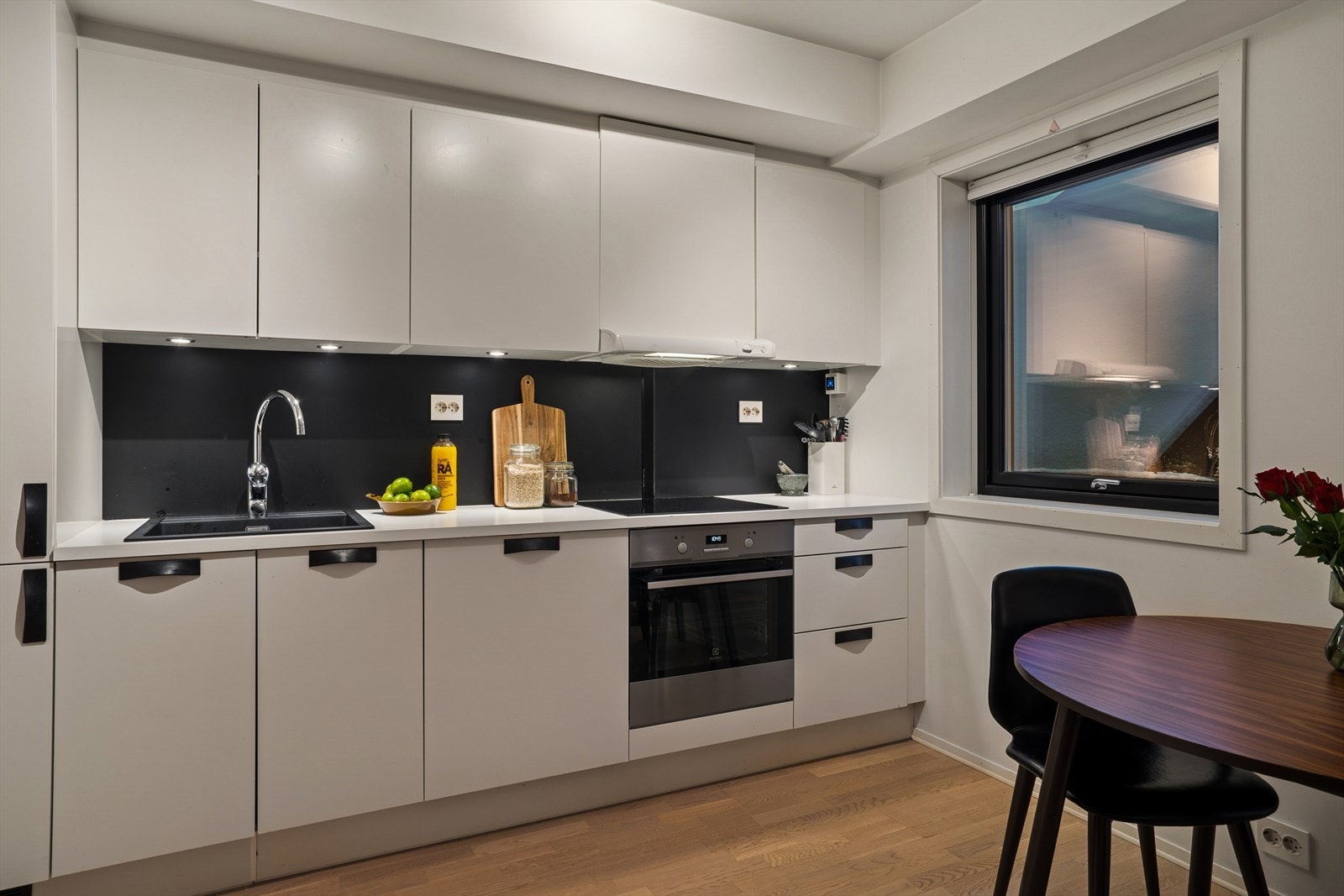 De integrerte hvitevarene medfølger og består av stekeovn, koketopp, oppvaskmaskin og kombiskap kjøl/frys Galleribilde