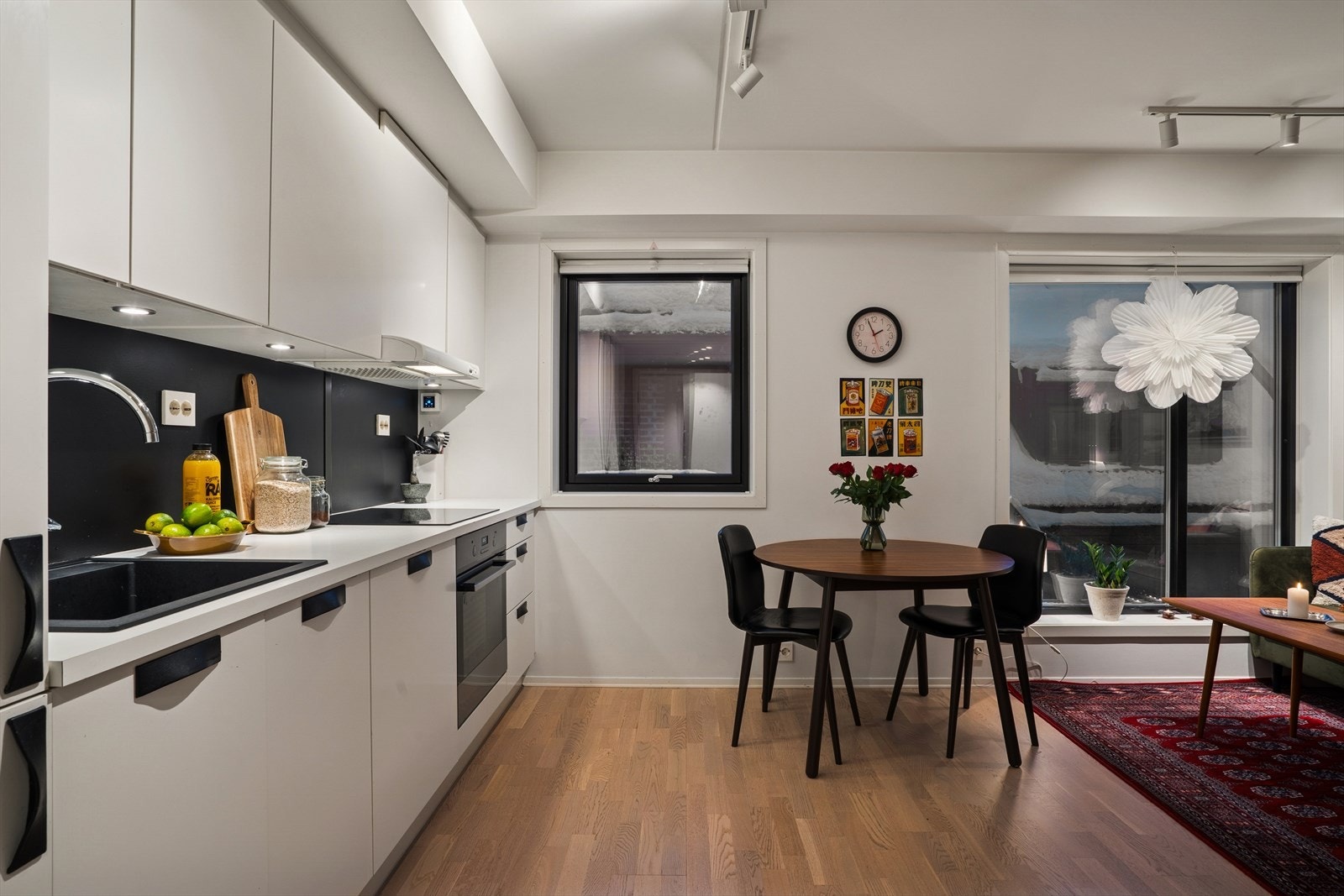 Over koketoppen er det kjøkkenventilator med avtrekk via balansert anlegg Galleribilde