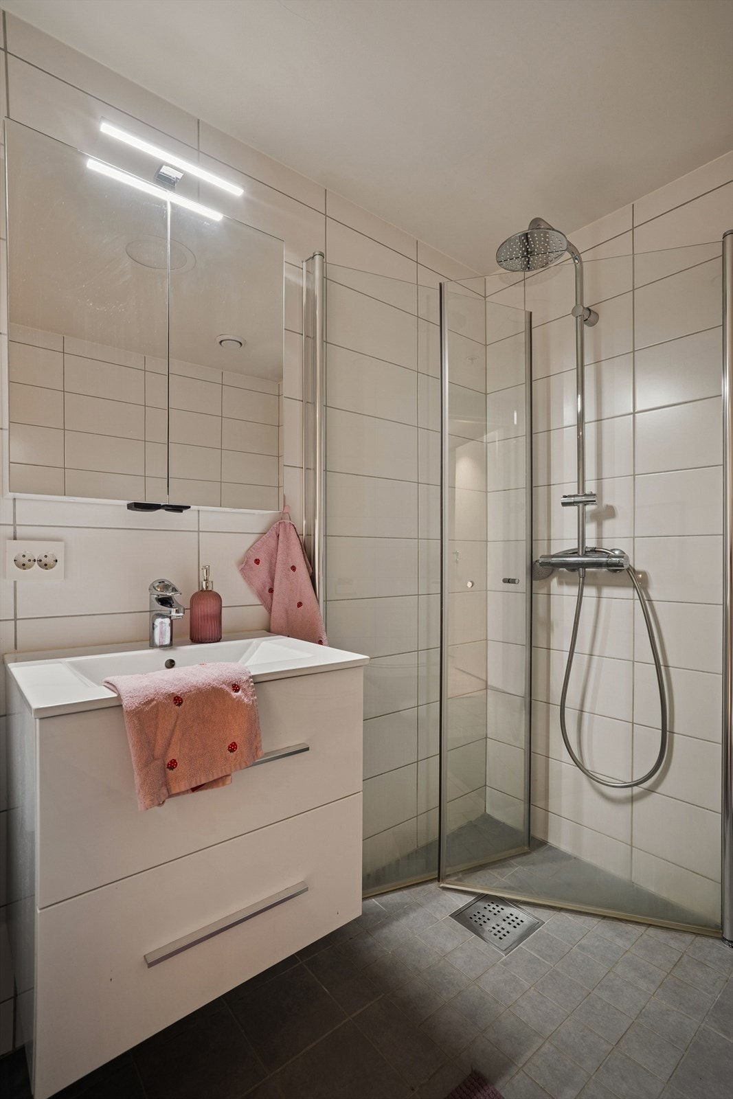 Innredningen består av servant med to kjekke skuffer under og overskap med både speilfronter og belysning over Galleribilde