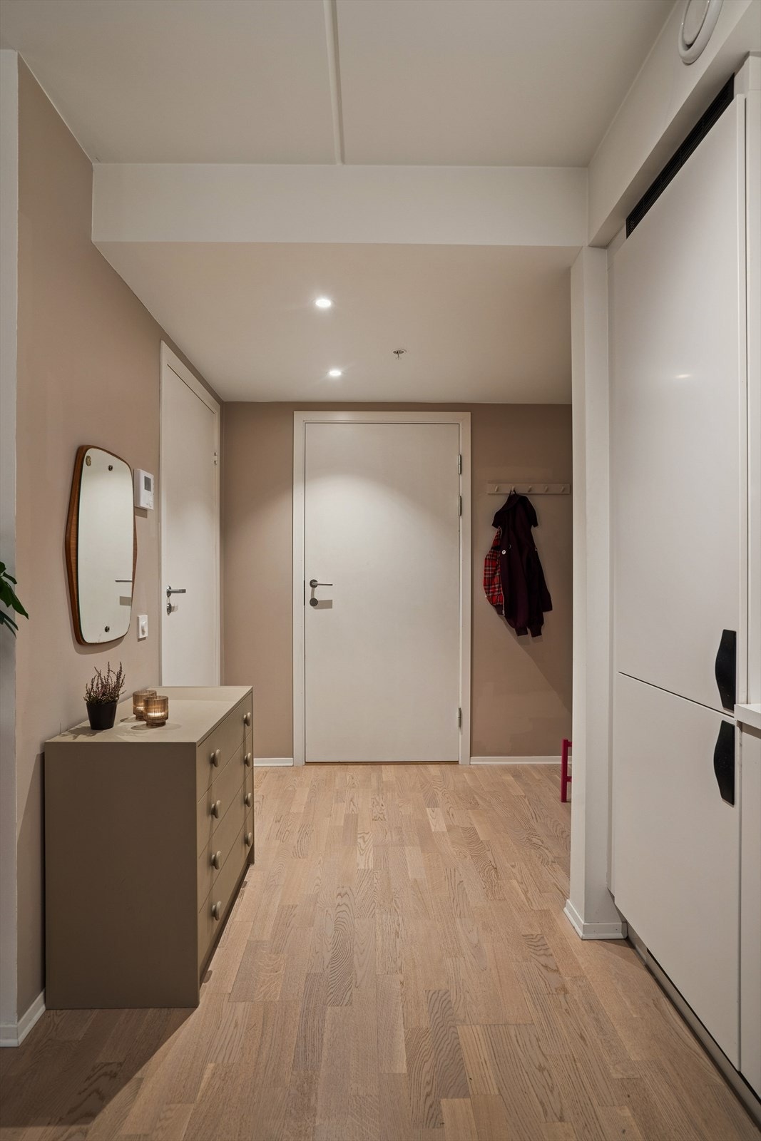 Du ønskes velkommen inn i en hyggelig entré med nedsenket himling og downlights Galleribilde