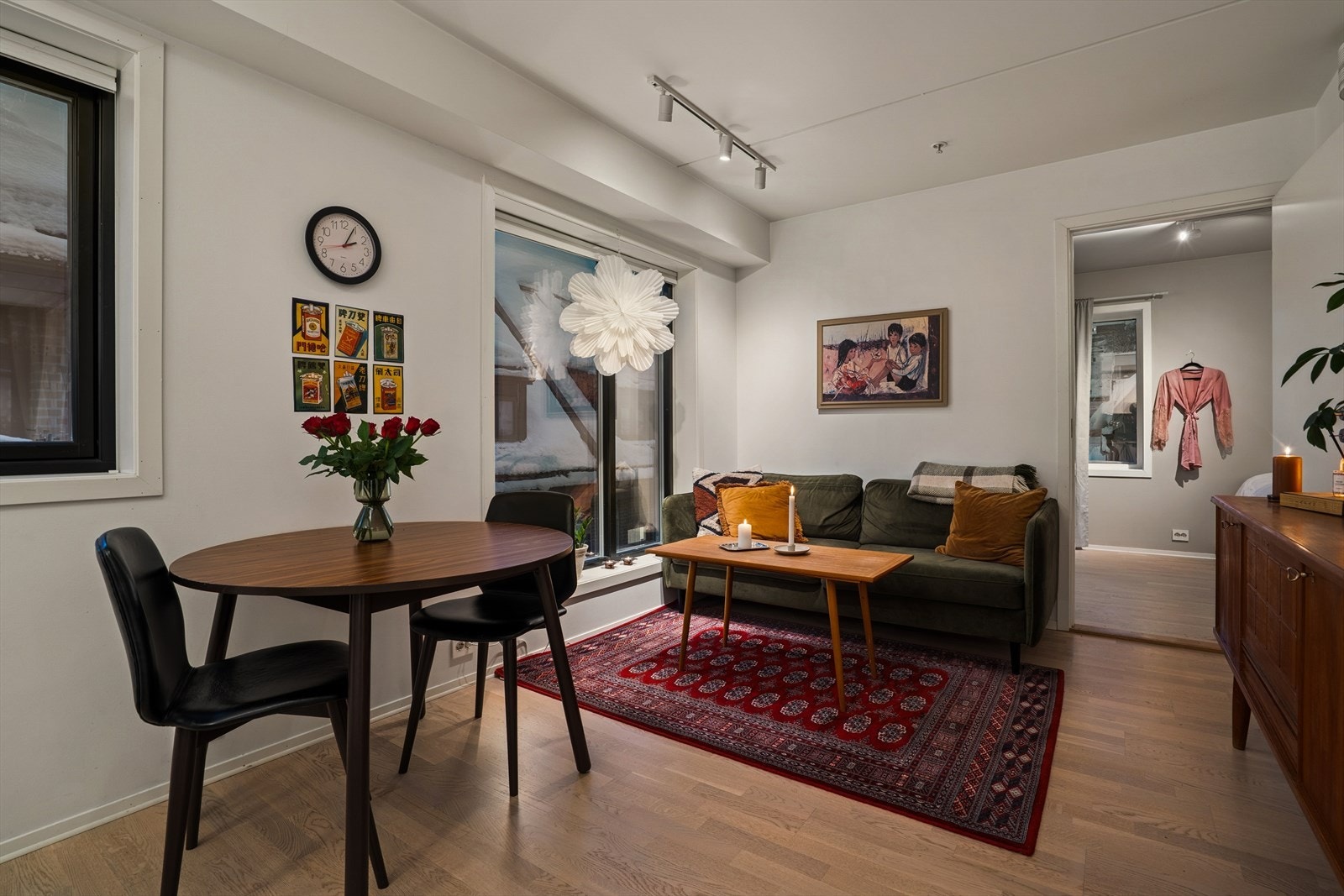 En får fint plass til både sofakrok og kjøkkenbord Galleribilde