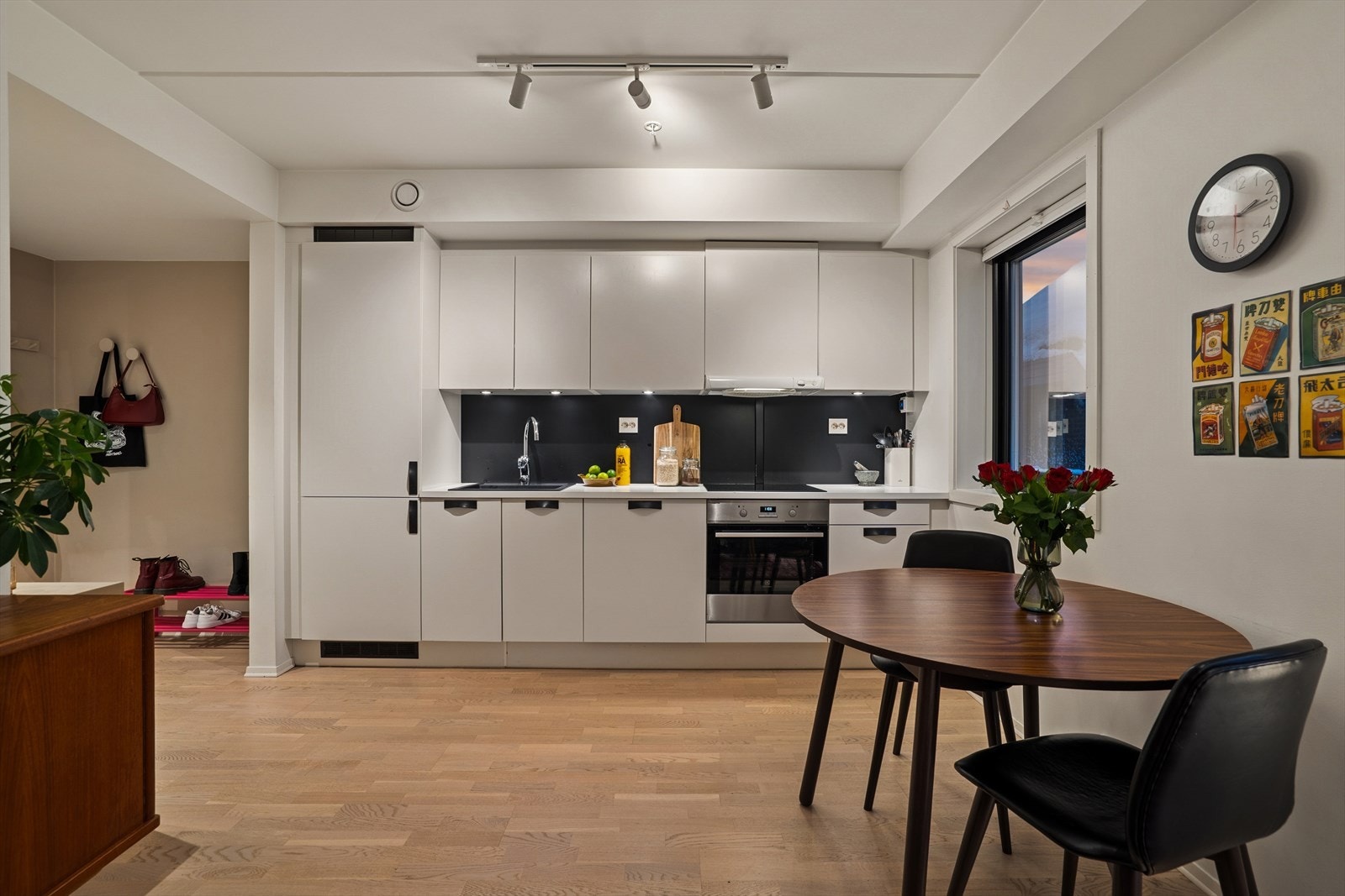 Kjøkkenet ligger i moderne åpen løsning og har en stilren innredning Galleribilde